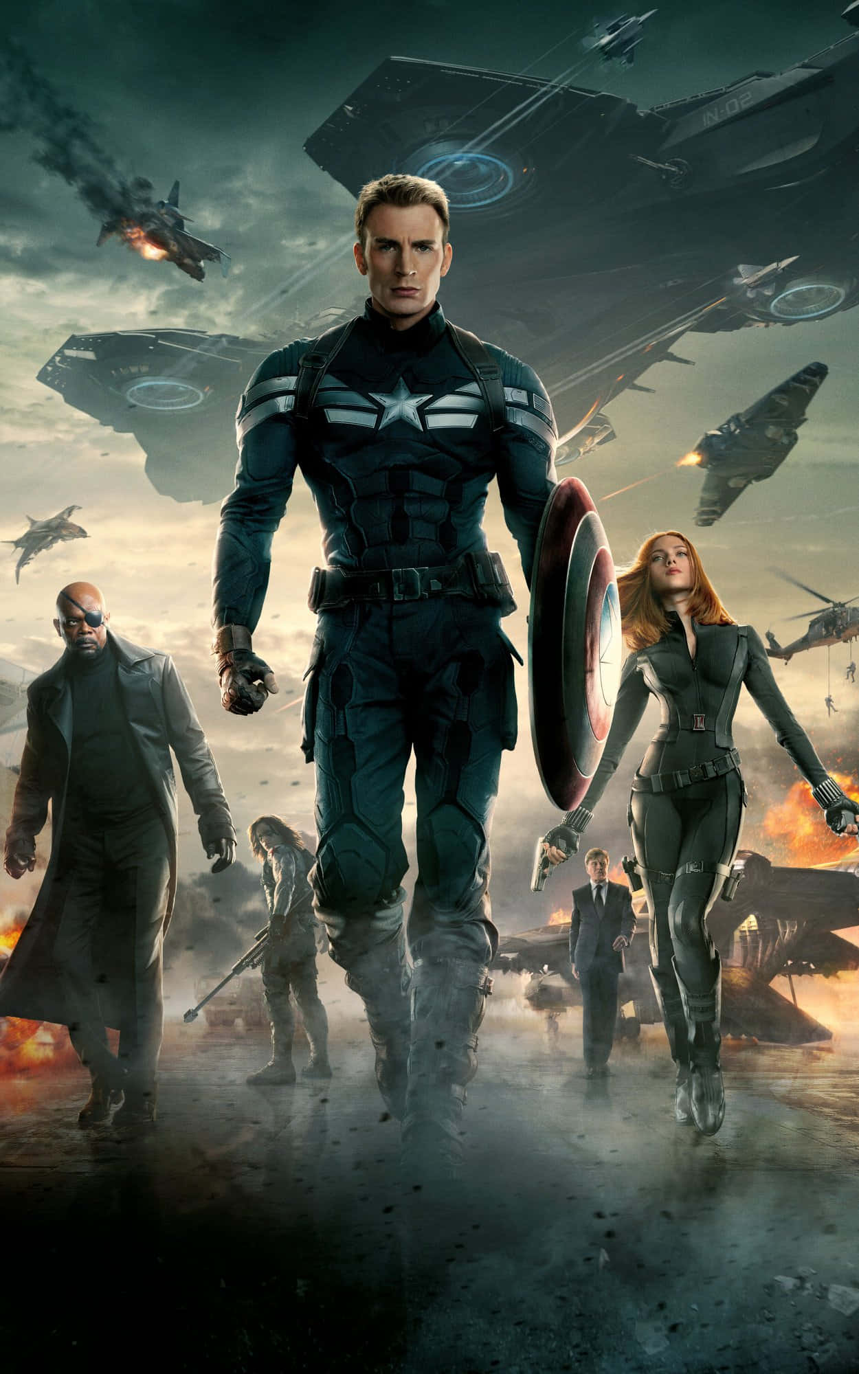 Android Captain America 桌布 壁紙 — 美國隊長帶領一隊超級英雄穿越戰場，身後有飛行的戰爭機器和爆炸。