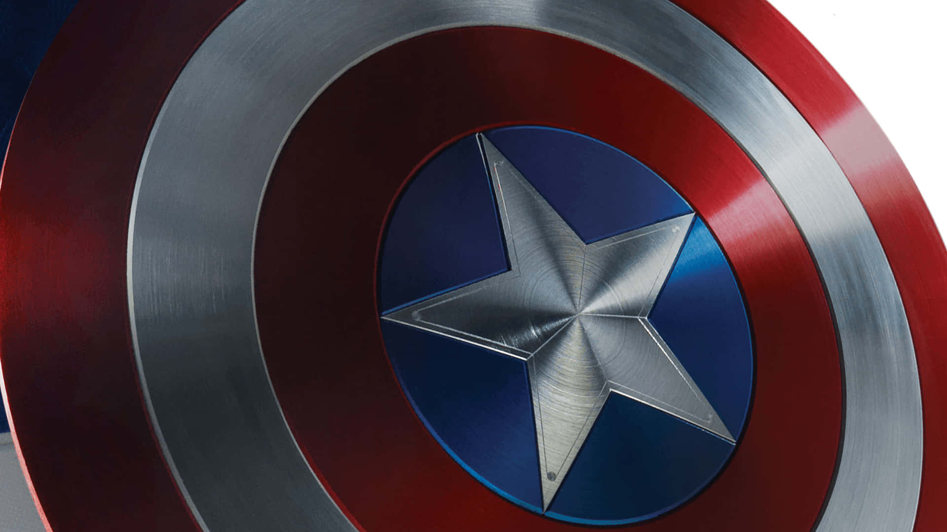 Captain America Logo 桌布 壁紙 — 美國隊長標誌性圓形盾牌的特寫，帶有紅色、銀色和藍色的同心圓環和中央星星。