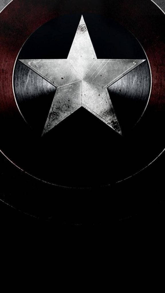 Captain America iPhone 桌布 壁紙 — 美國隊長標誌性星形盾牌的特寫，帶有風化金屬質感和深紅色圓形邊框。