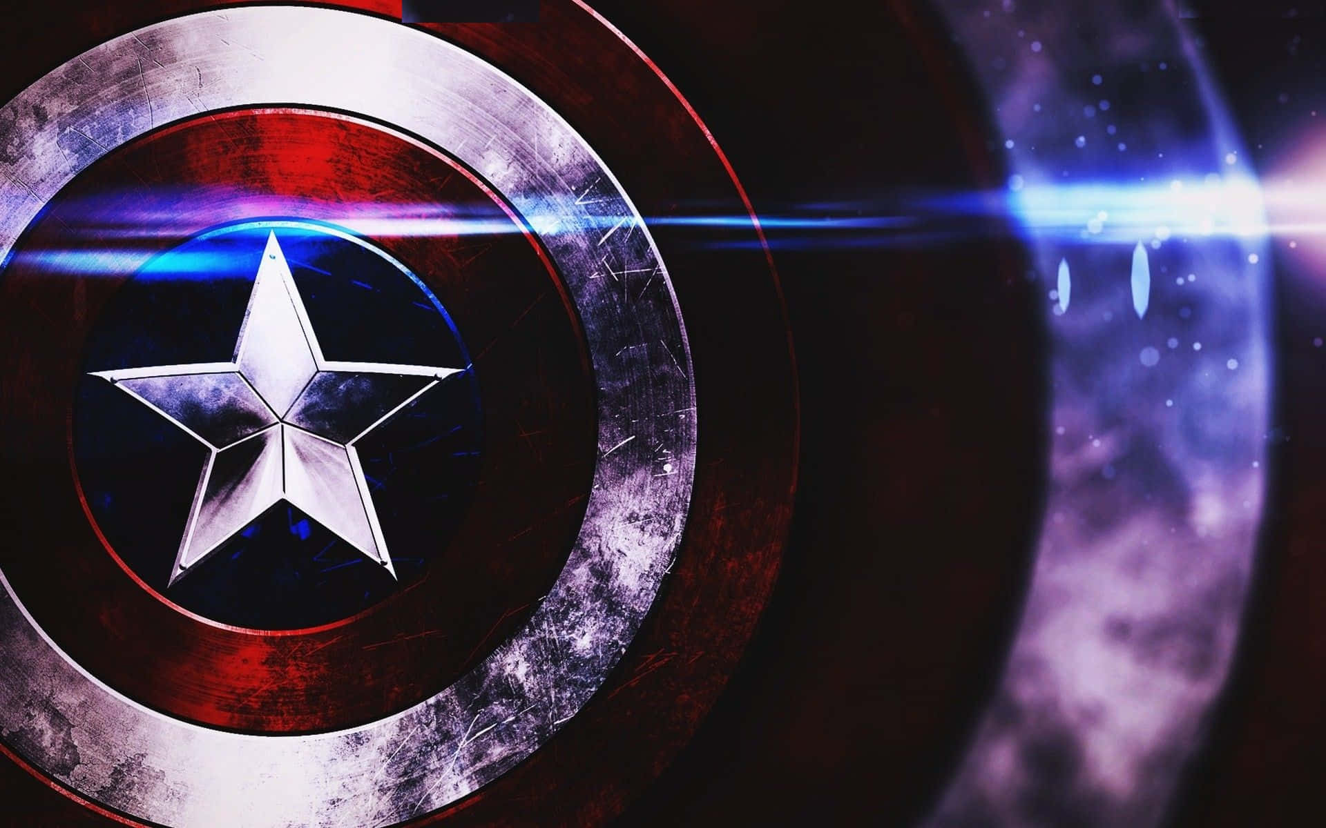 Best Captain America 桌布 壁紙 — 美國隊長標誌性盾牌的特寫，星形徽章在戲劇性的藍色鏡頭光暈下發光，背景為宇宙。