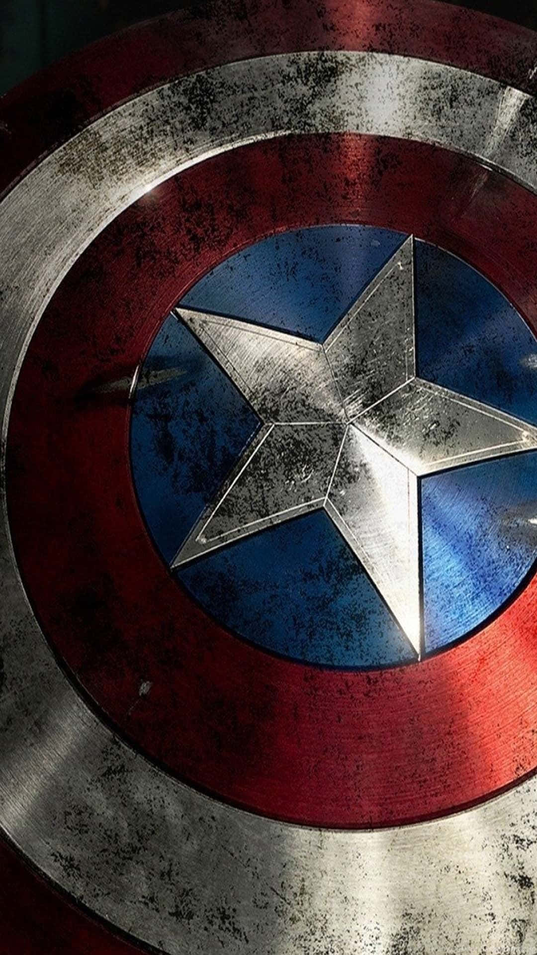 Android Captain America 桌布 壁紙 — 美國隊長標誌性盾牌的特寫，顯示戰鬥磨損的刮痕和金屬光澤。