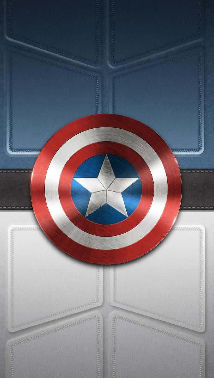 Captain America Android 桌布 壁紙 — 美國隊長的標誌性圓形盾牌，帶有紅、白、藍三色同心圓環和一顆銀星，放置在帶有紋理的藍白鑲板表面上。