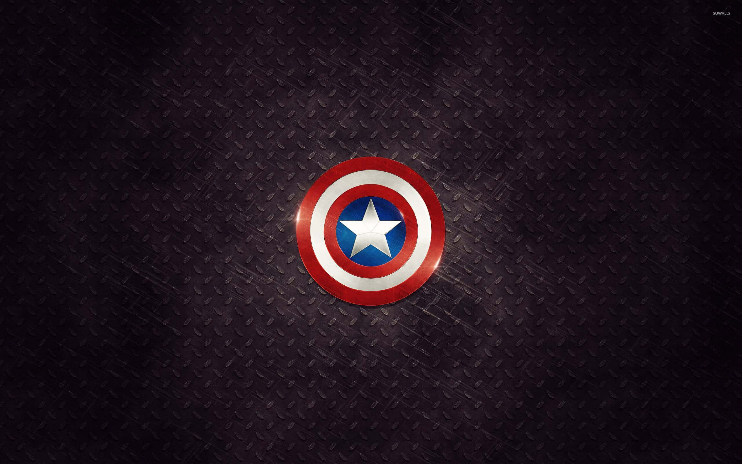 Captain America Logo 桌布 壁紙 — 美國隊長的標誌性盾牌在深色紋理菱形板背景上閃耀著金屬光澤。