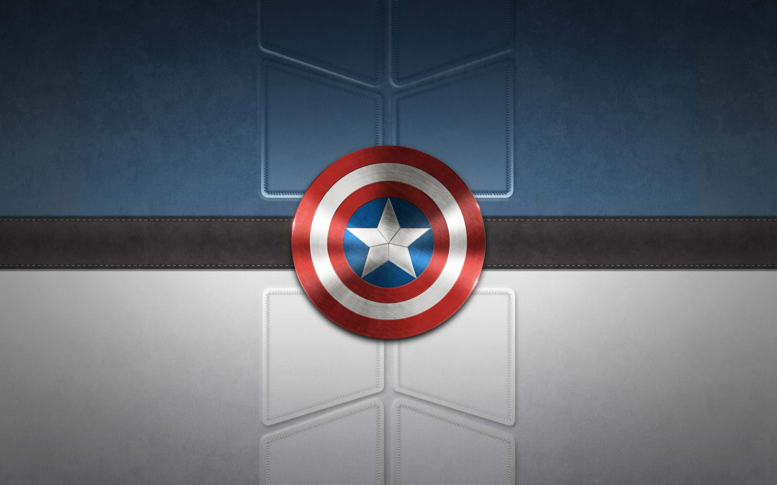 Captain America Logo 桌布 壁紙 — 美國隊長的標誌性盾牌居中放置在帶有棕色皮革條紋的紋理藍白牆上。