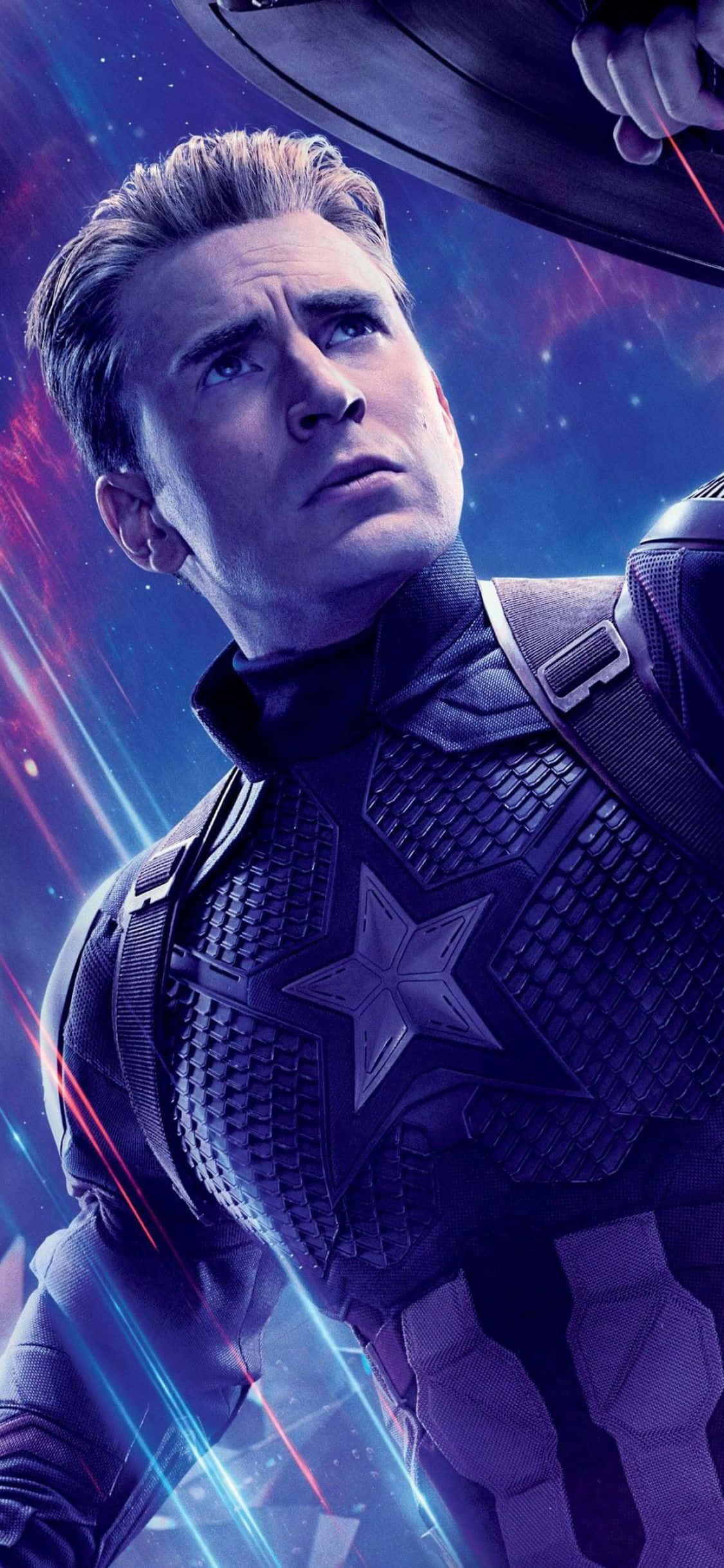 Marvel Captain America 桌布 壁紙 — 美國隊長穿著暗色盔甲，在帶有發光能量條紋的宇宙星空中舉起盾牌。