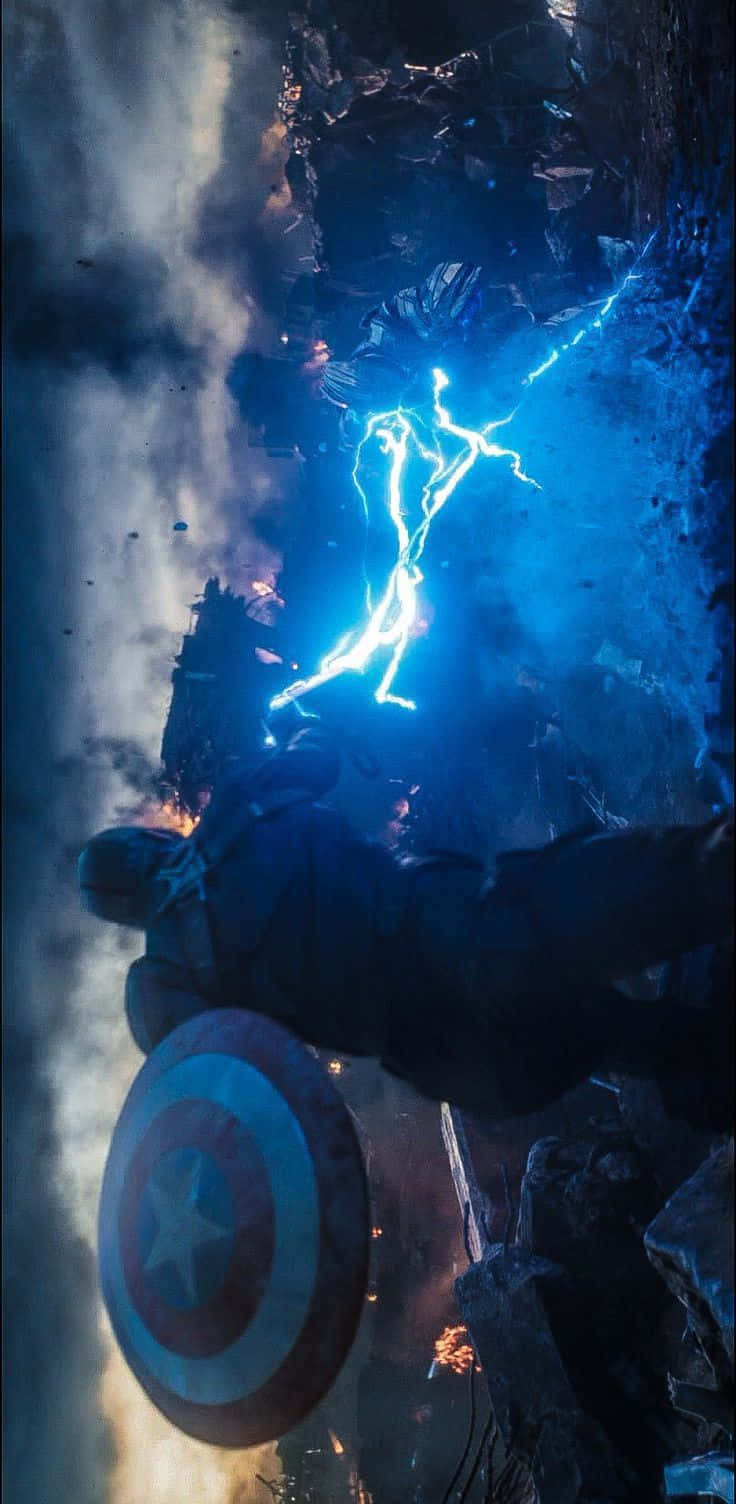 Blue Marvel 桌布 壁紙 — 美國隊長穿過破碎的戰場跳躍，藍色閃電在他頭頂的煙霧和瓦礫中劈啪作響。