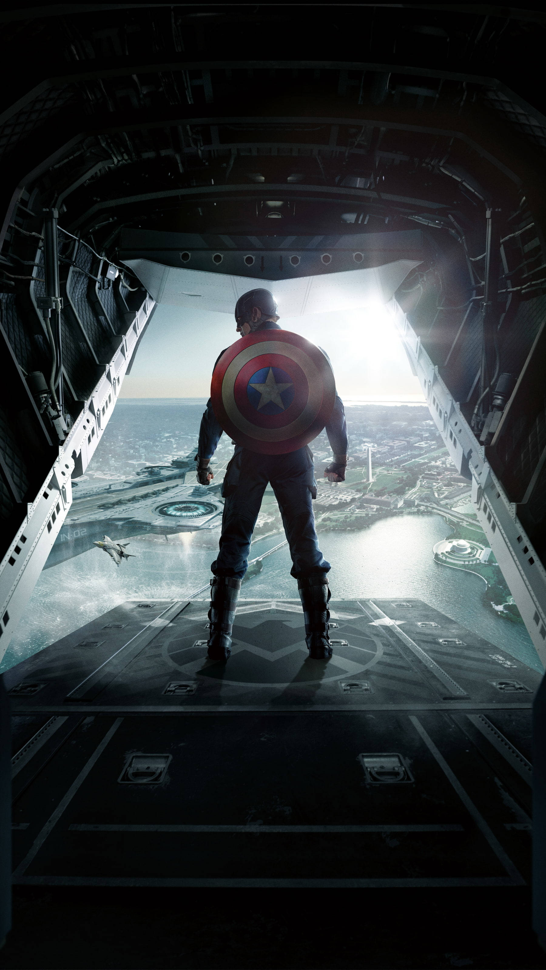 Marvel Captain America 桌布 壁紙 — 美國隊長站在軍用飛機的開放坡道上，俯瞰沐浴在明亮日光下的未來城市景觀。