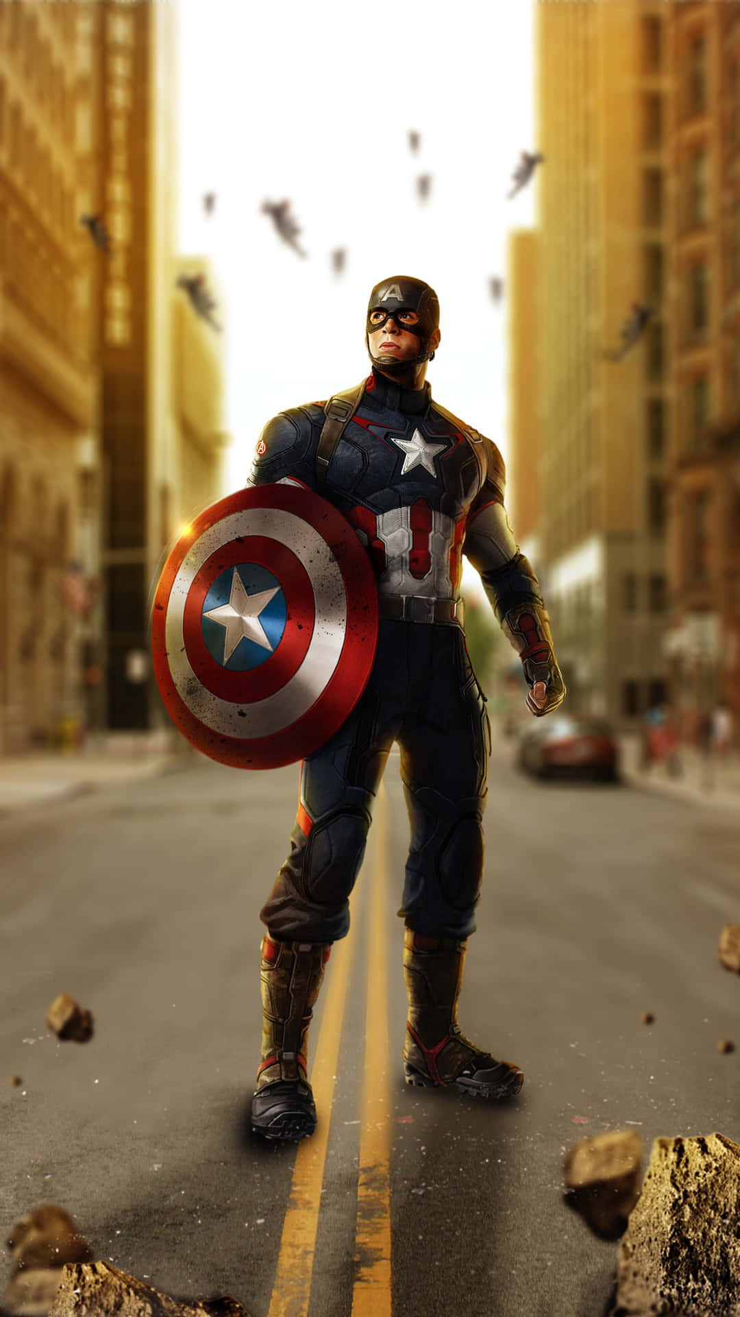 HD Captain America 桌布 壁紙 — 美國隊長英雄式地站在陽光明媚的城市街道上，手持他標誌性的盾牌，周圍碎片飛舞。