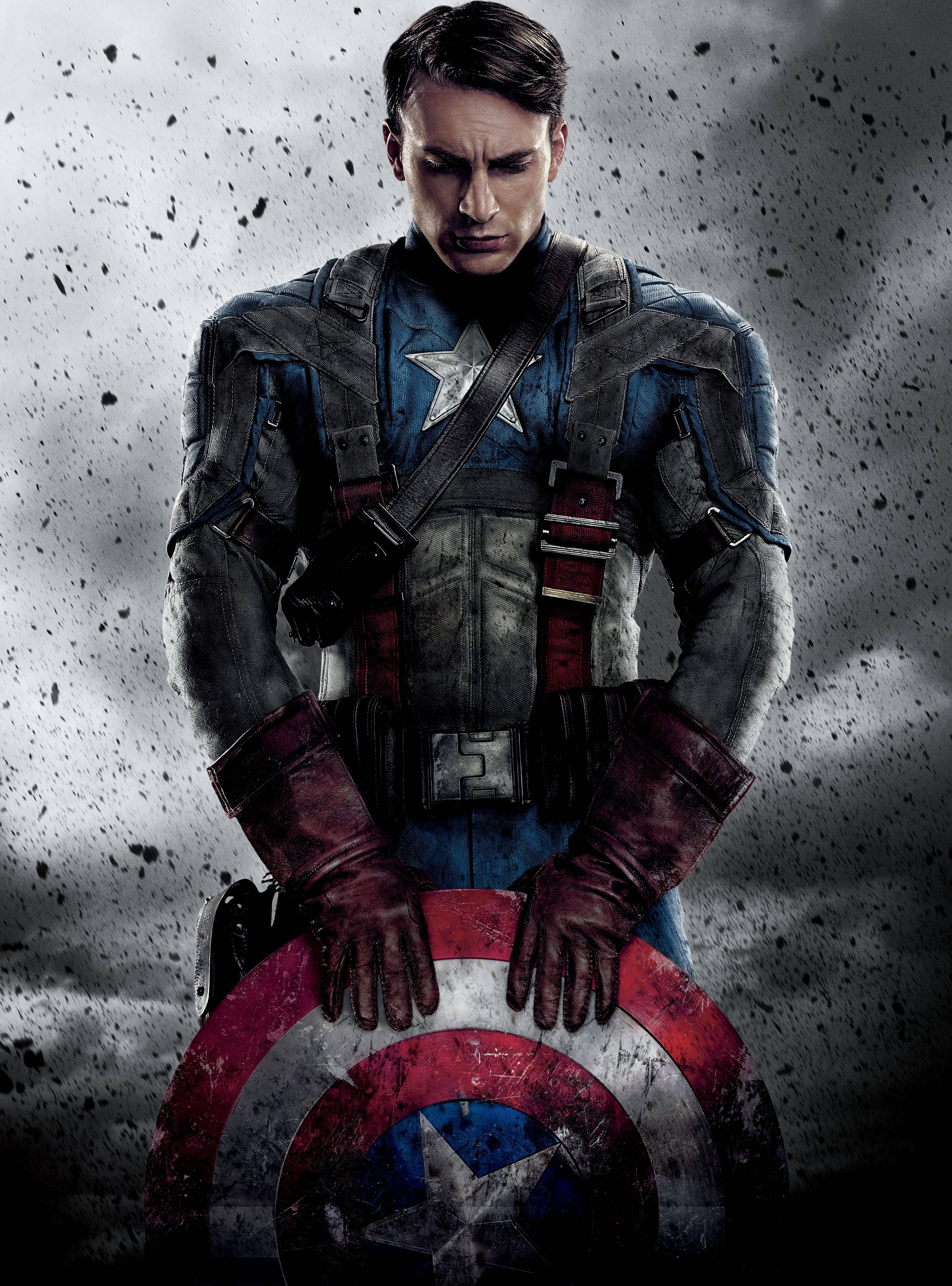 avengers android 桌布 壁紙 — 美國隊長莊嚴地站立，手持他標誌性的盾牌，背景是粗糙的飛濺圖案。