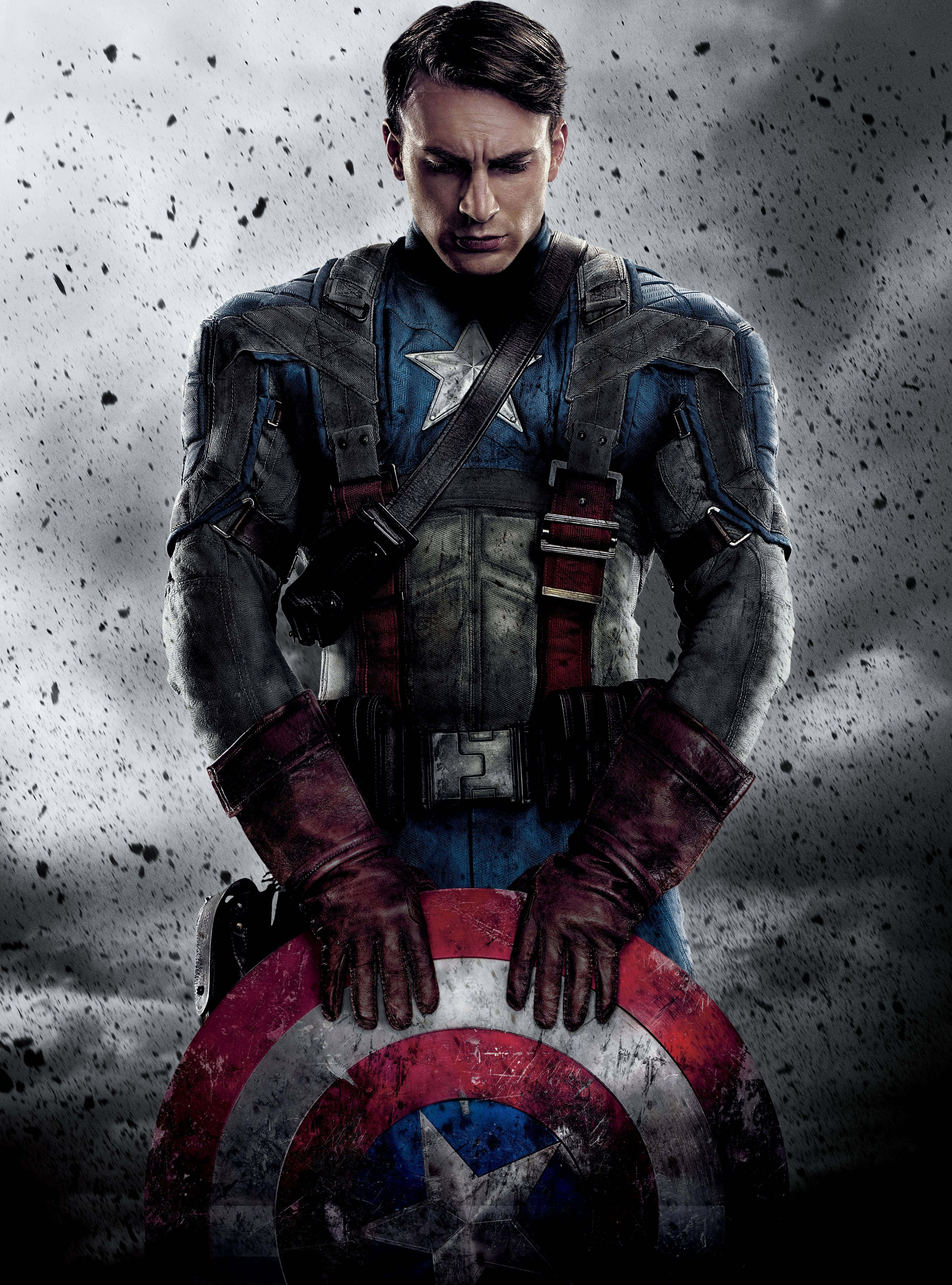 Captain America Movie 桌布 壁紙 — 美國隊長莊嚴地舉著盾牌，背景粗糙且濺滿污漬，專注力極強。