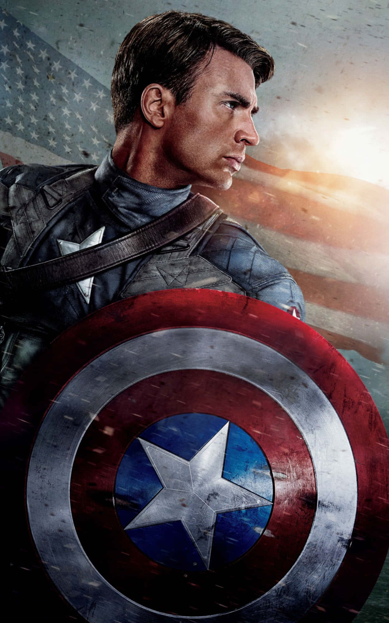 Marvel Captain America 桌布 壁紙 — 美國隊長身穿戰鬥裝備，手持帶有星星標誌的標誌性盾牌，站在一面風化的美國國旗前，顯得堅定不移。
