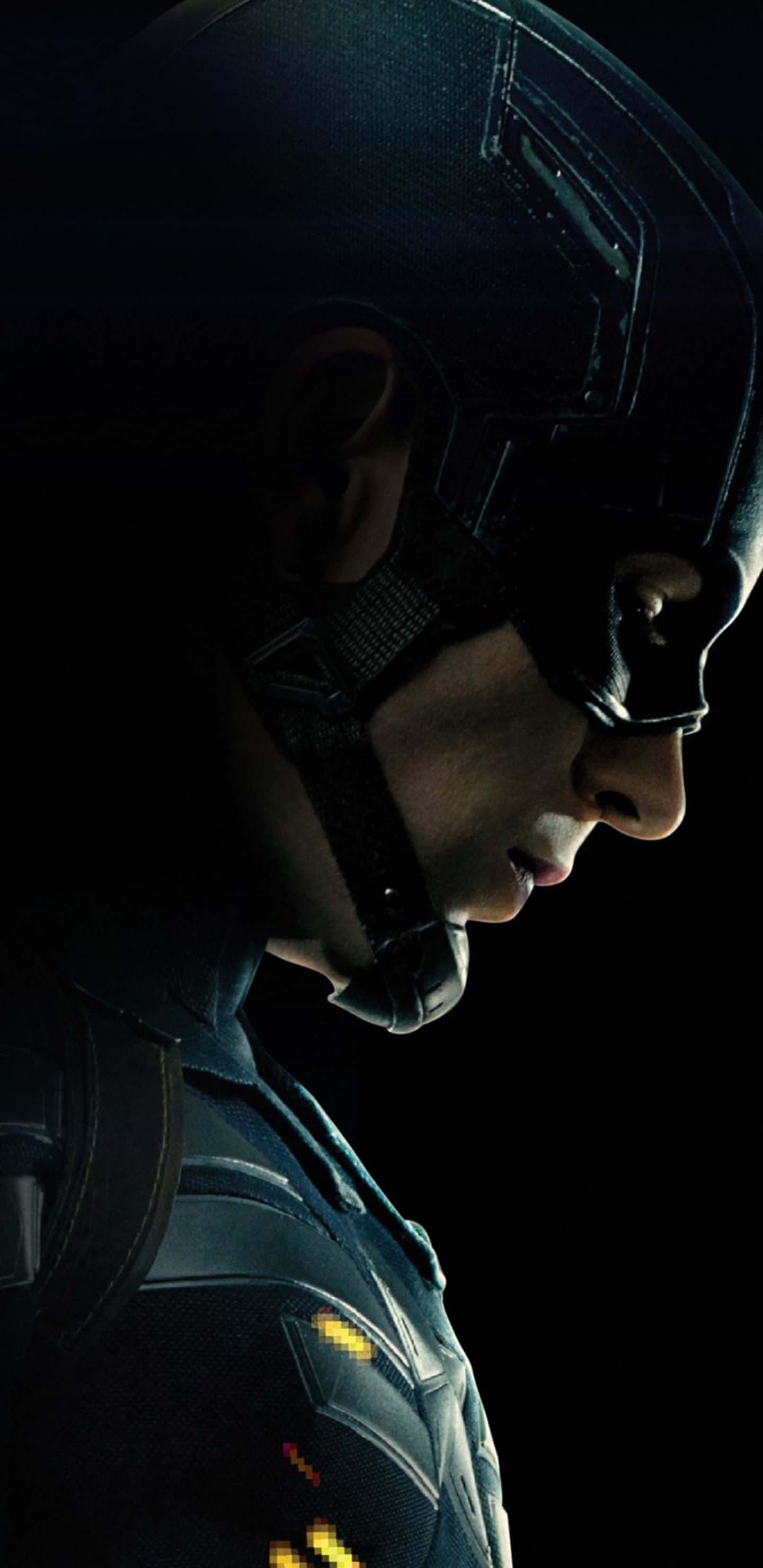 Pixel 3xl Captain America 桌布 壁紙 — 美國隊長身穿暗色盔甲，帶有發光點綴，在黑色背景下的戲劇性特寫。