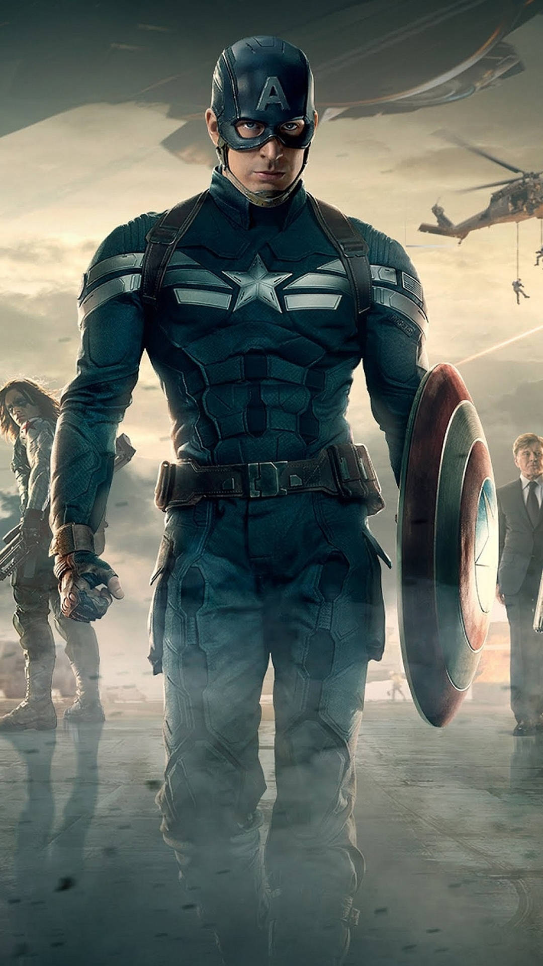 Captain America iPhone 桌布 壁紙 — 美國隊長身穿標誌性藍色戰衣，手持盾牌，在煙霧瀰漫的戰場上堅定站立，直升機在頭頂飛過。