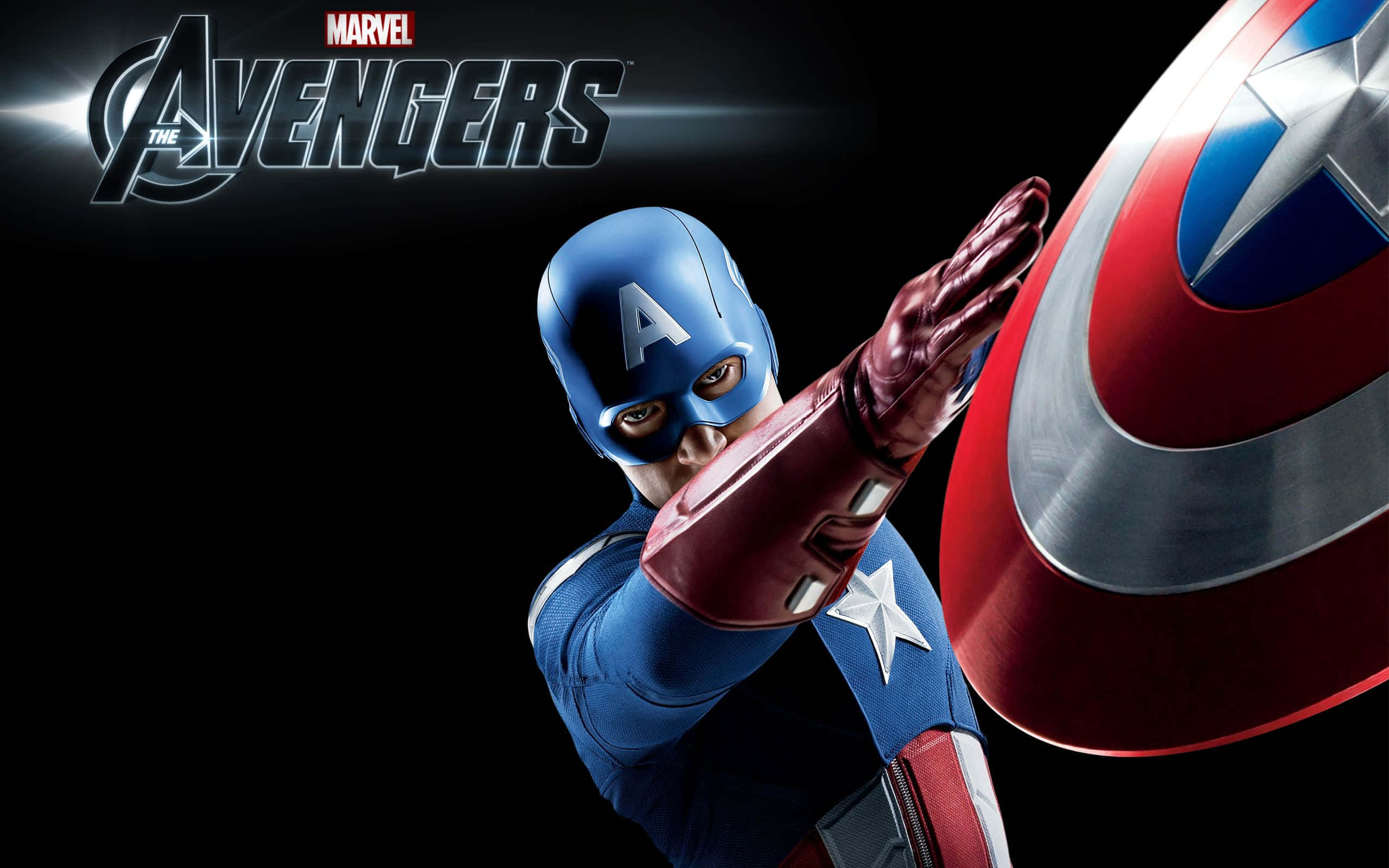 Captain America Logo 桌布 壁紙 — 美國隊長身穿藍、紅、白色戰衣，在黑暗背景下手持標誌性盾牌，並帶有復仇者聯盟標誌。