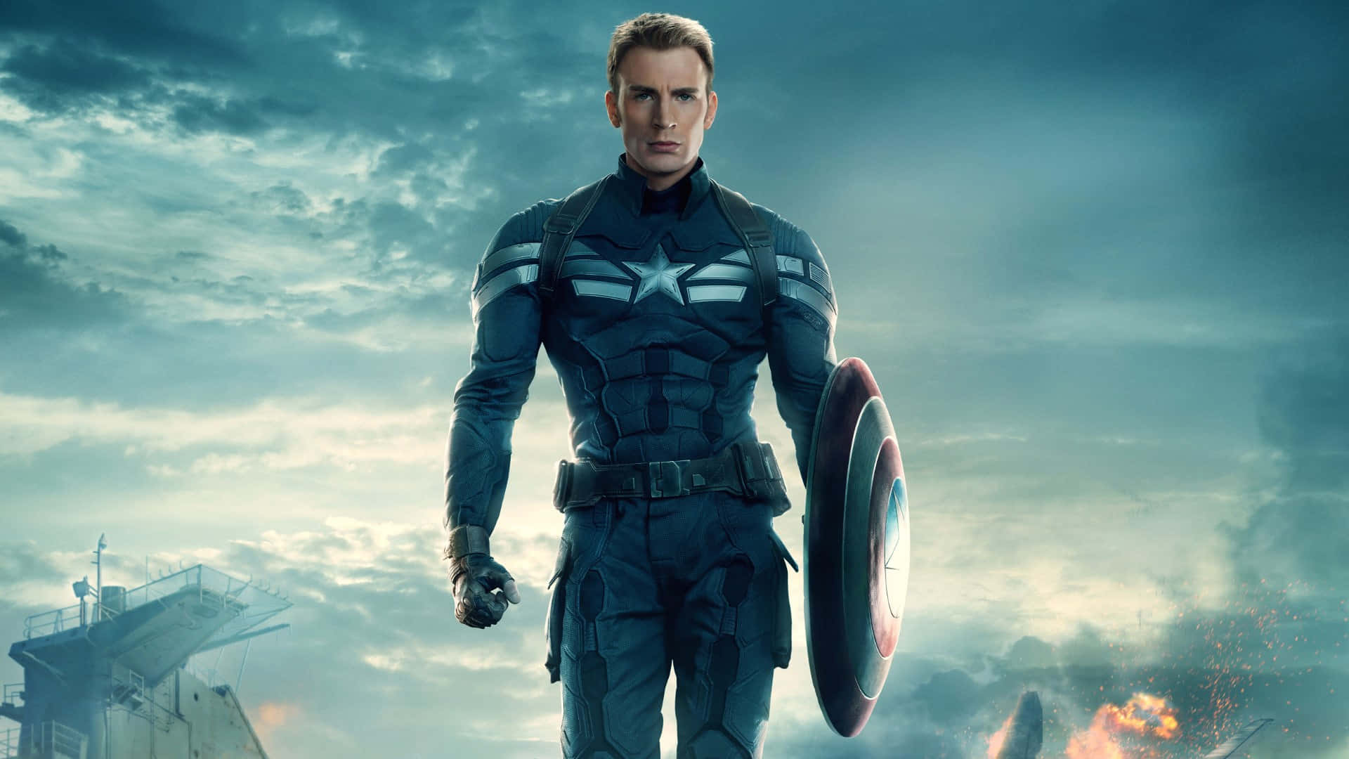 HD Captain America 桌布 壁紙 — 美國隊長身穿藍色戰衣，在風暴戰場背景下堅定地舉起他的標誌性盾牌。