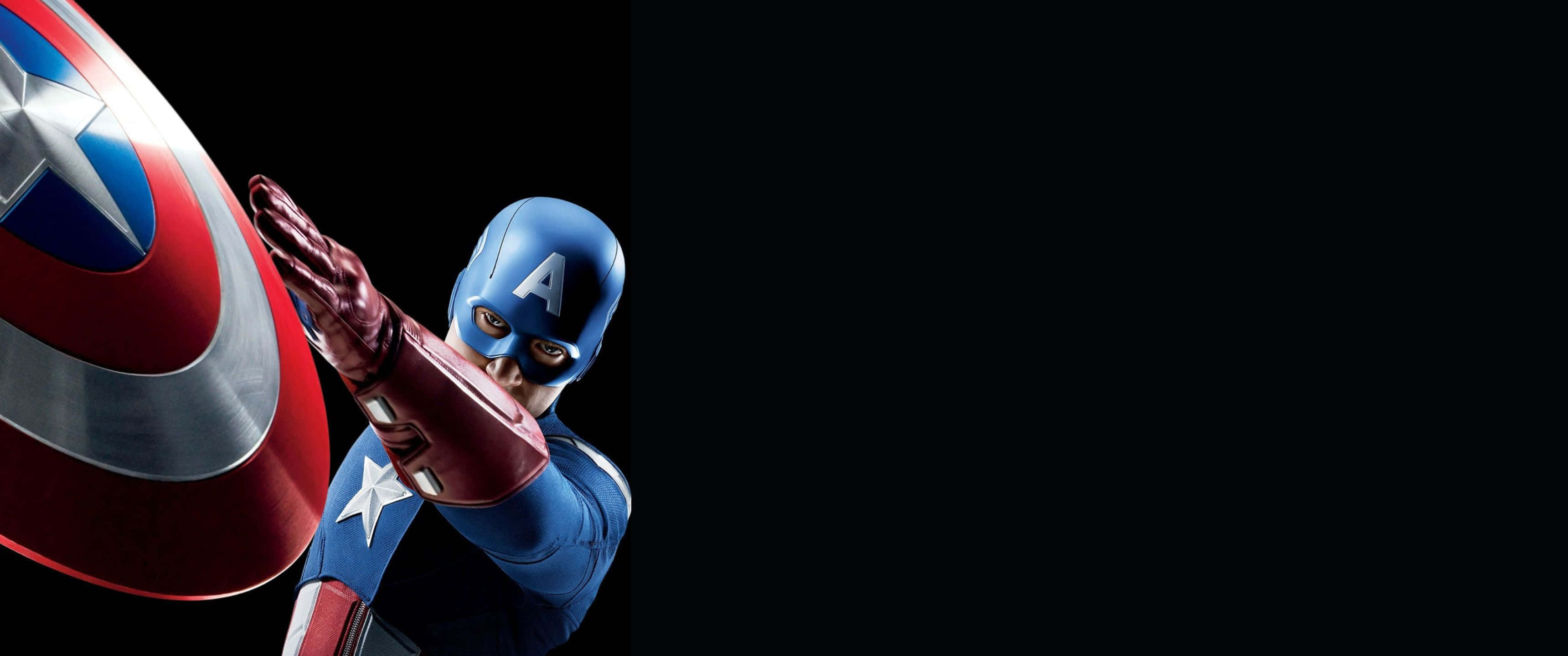 3440x1440p Captain America 桌布 壁紙 — 美國隊長身穿藍色戰衣和紅色手套，在純黑背景前舉起他標誌性的星盾。