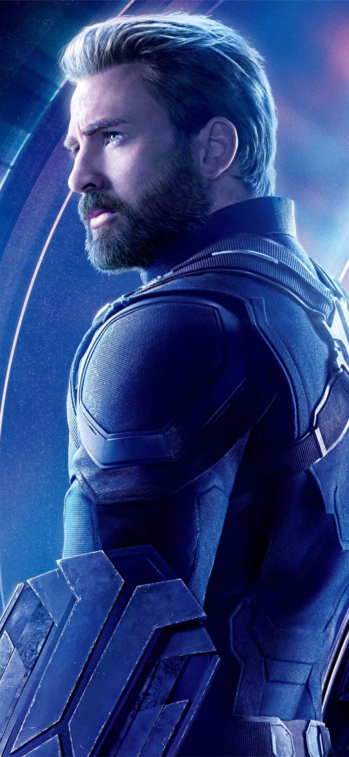 Android Captain America 桌布 壁紙 — 美國隊長身穿藍色裝甲服，表情嚴肅地站在未來感十足的發光隧道中。