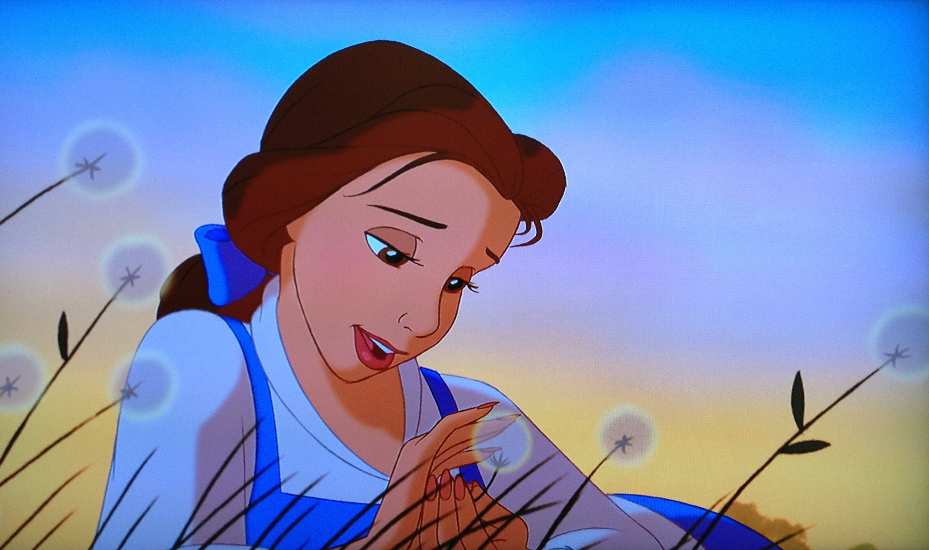 Princess 桌布 壁紙 — 《美女與野獸》中的貝兒在柔和的藍黃色天空下若有所思地凝視著蒲公英。