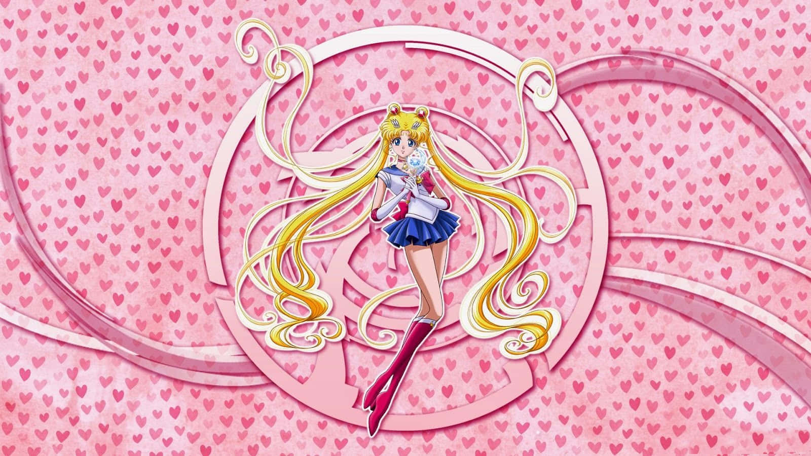 Aesthetic Sailor Moon 桌布 壁紙 — 美少女戰士以標誌性的水手服優雅地站立，背景是粉紅色心形圖案和旋轉的裝飾元素。