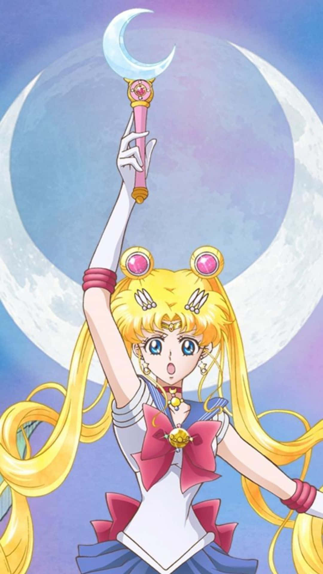 Sailor Moon iPad 桌布 壁紙 — 美少女戰士在閃爍的彎月背景下以充滿活力的動漫風格舉起她的月亮權杖。