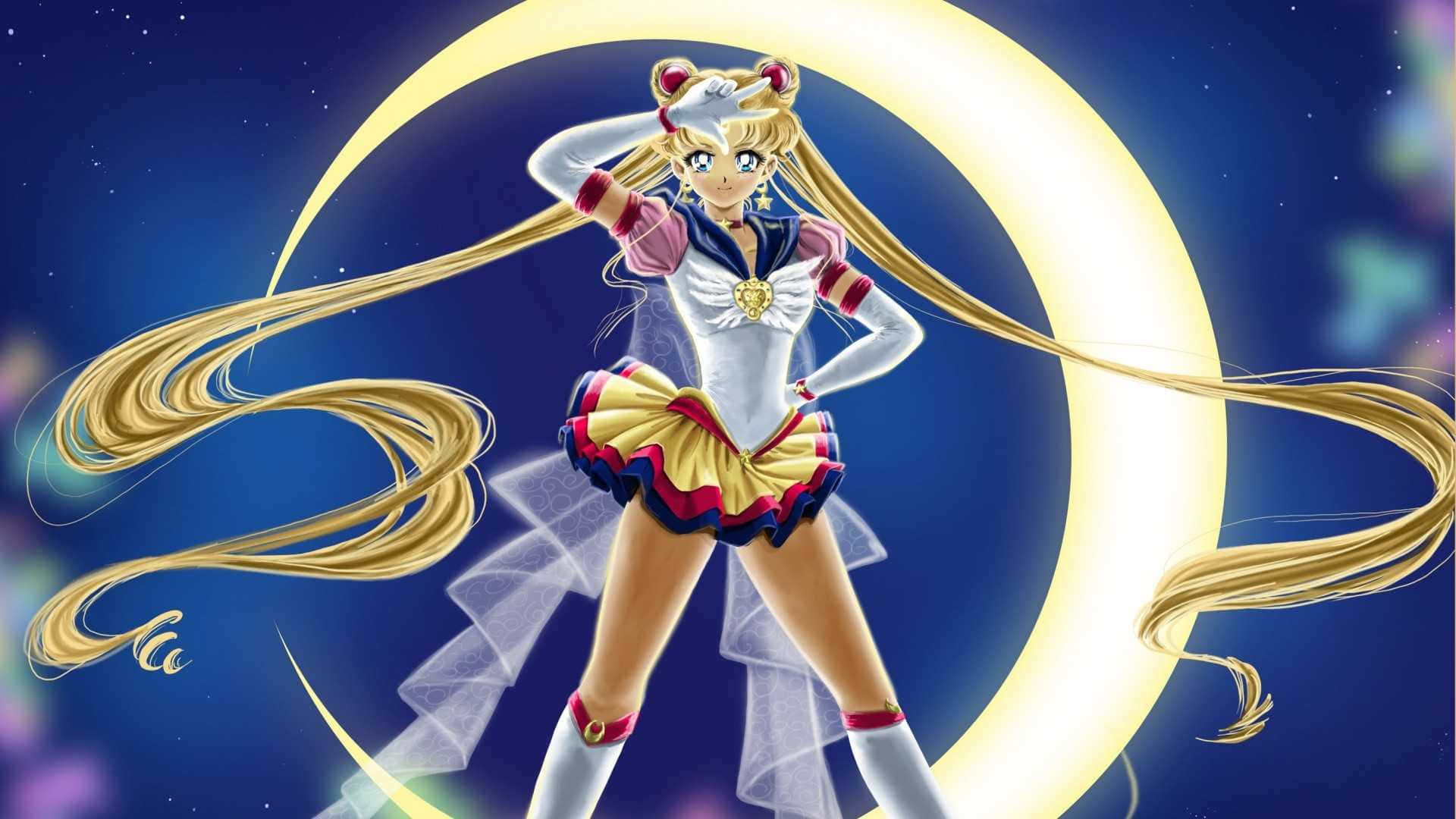美少女戰士 桌布 壁紙 — 美少女戰士英勇地站在發光的彎月背景下，飄逸的金色頭髮和星空夜空。