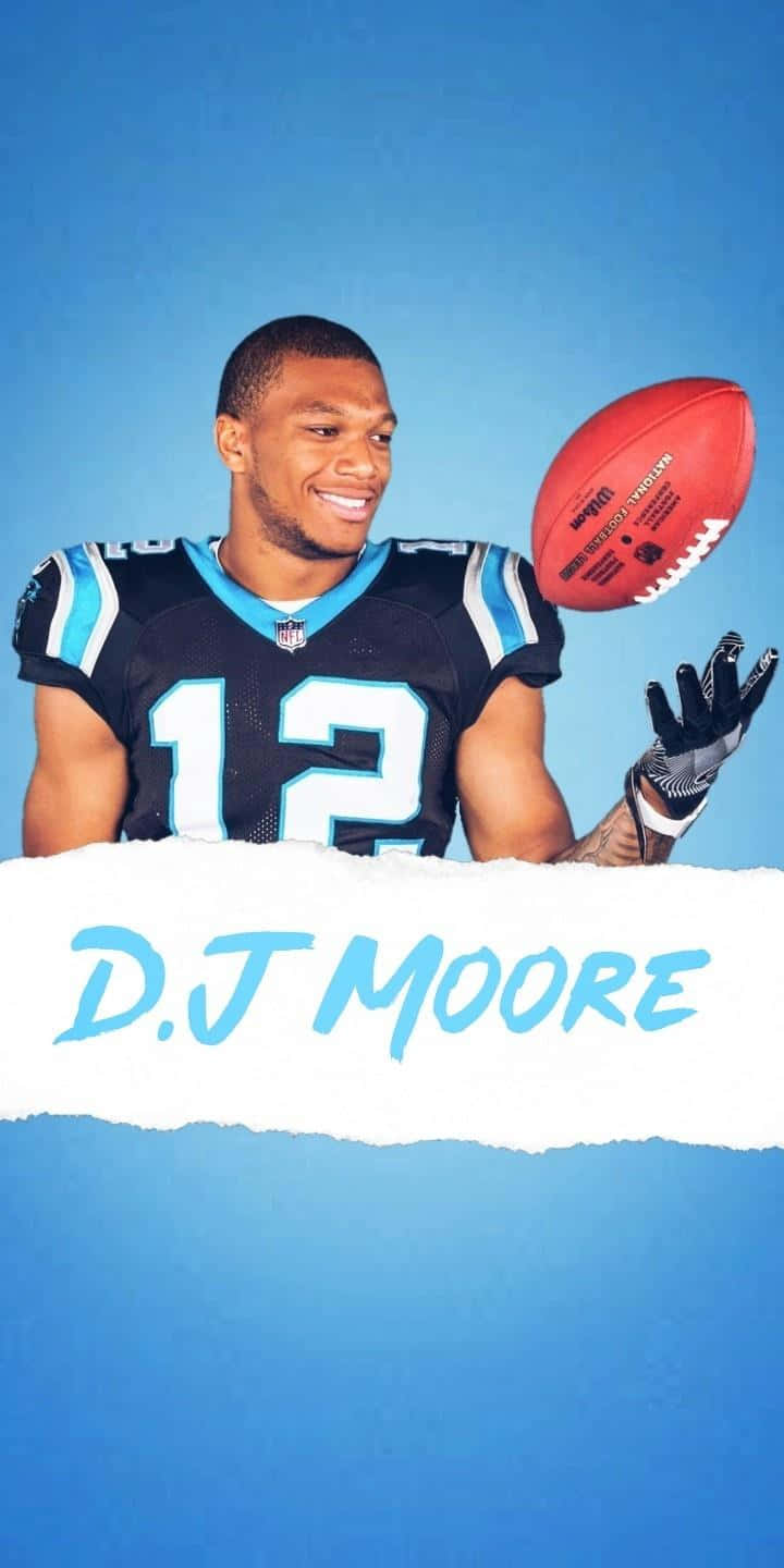 足球 桌布 壁紙 — 美式足球員 D.J. Moore 身穿卡羅萊納黑豹隊球衣，在純藍色背景前微笑著手持紅色足球。