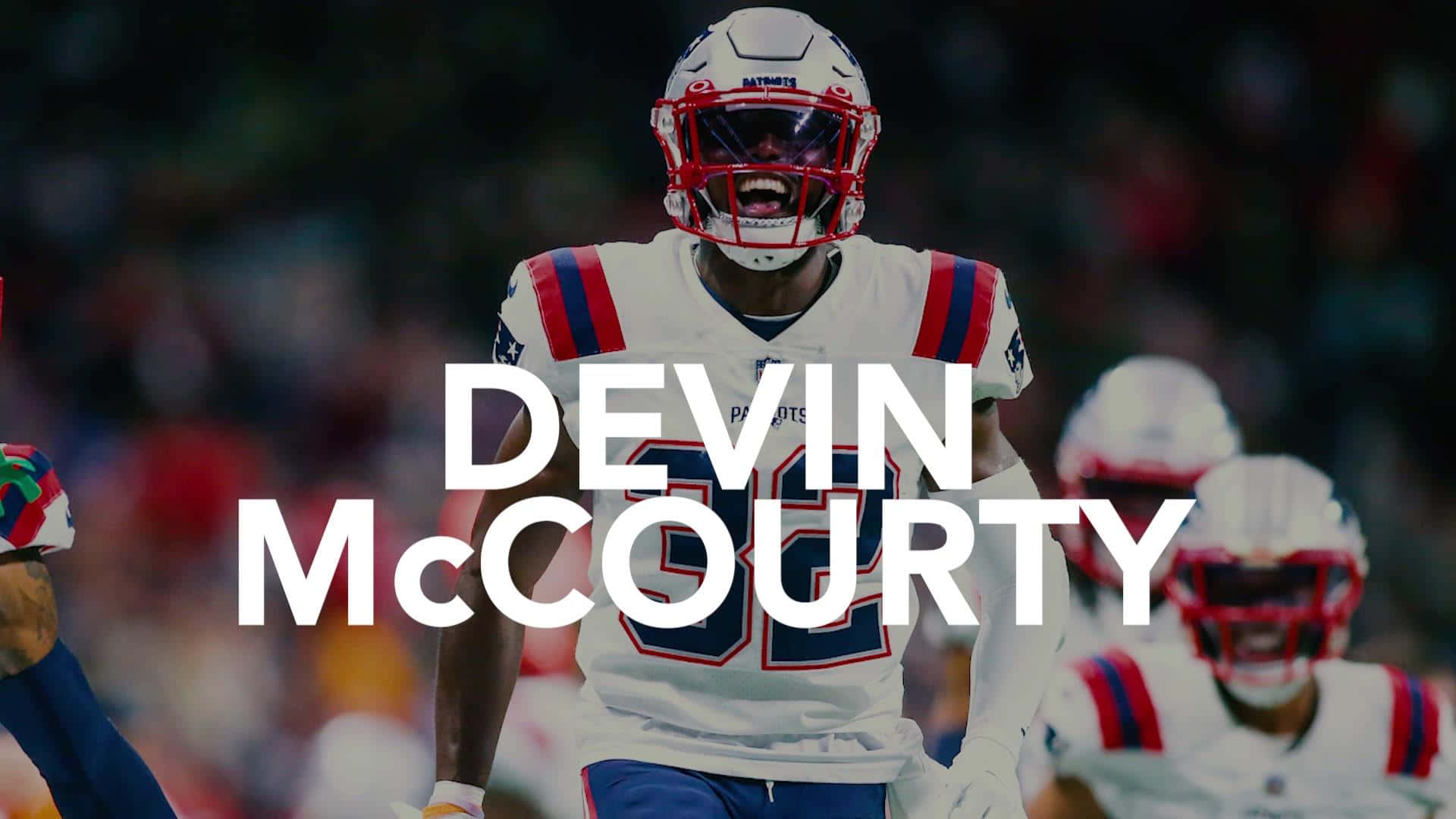 Devin Mccourty 桌布 壁紙 — 美式足球員 Devin McCourty 身穿白色愛國者隊球衣，搭配紅藍色點綴，在球場燈光下慶祝。