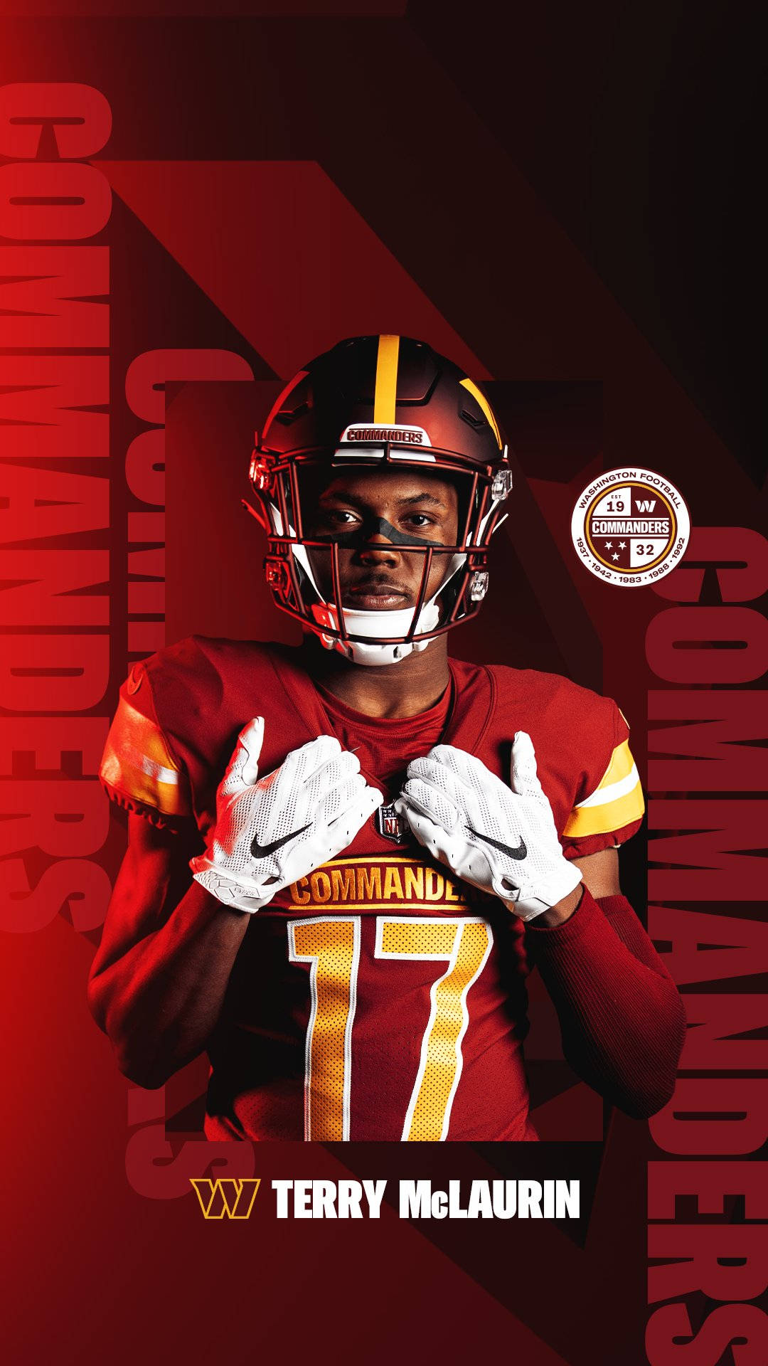 運動 桌布 壁紙 — 美式足球員 Terry McLaurin 身穿紅色 Commanders 球衣 17 號，在帶有球隊品牌的鮮紅色背景前自信地擺姿勢。