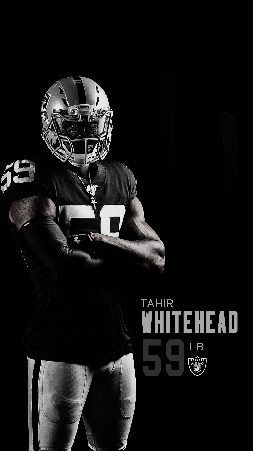 運動 桌布 壁紙 — 美式足球員Tahir Whitehead身穿全套裝備、雙臂交叉，在深色背景前的黑白肖像。
