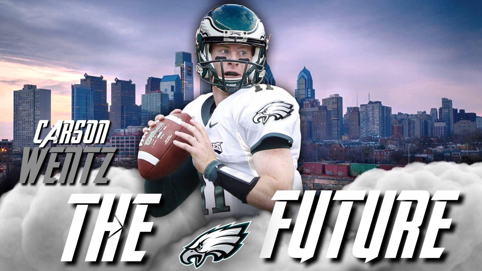 運動 桌布 壁紙 — 美式足球四分衛 Carson Wentz 身穿 Eagles 裝備，在黃昏的城市天際線背景下持球，粗體文字宣告 'THE FUTURE'。