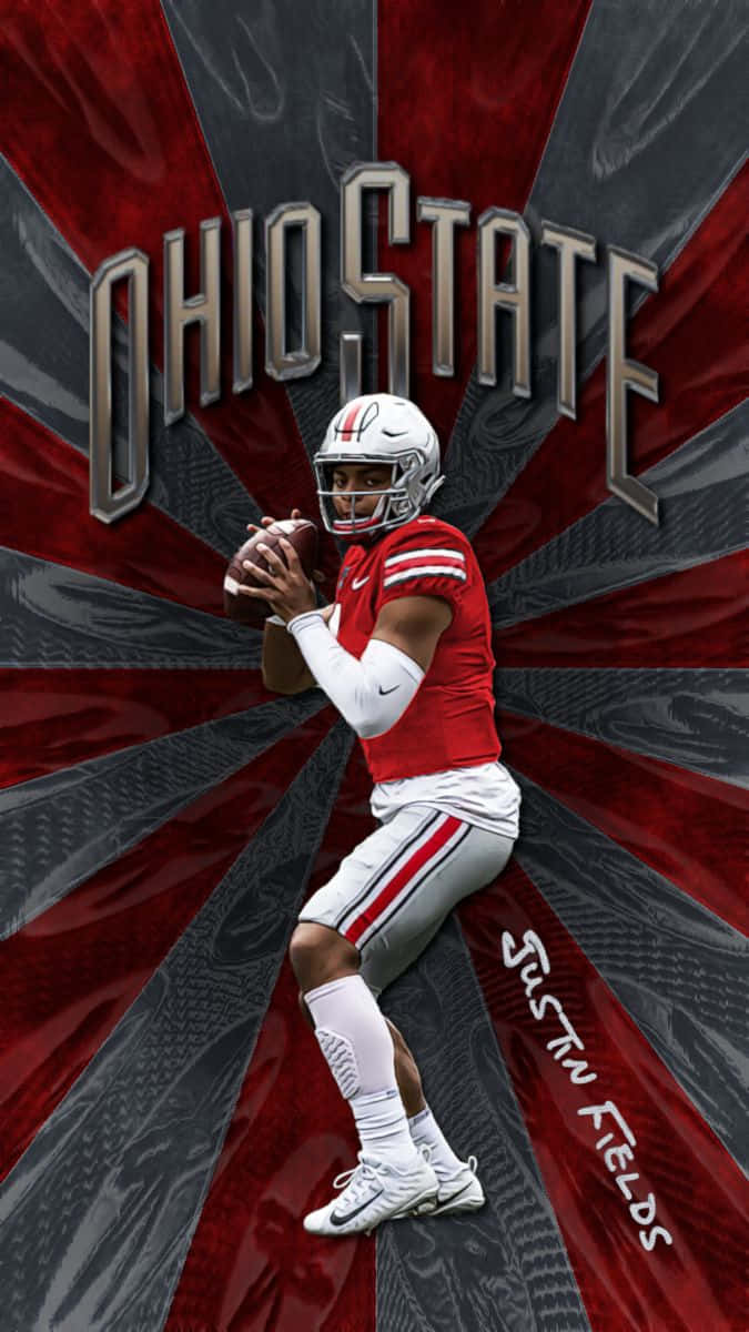 Justin Fields 桌布 壁紙 — 美式足球四分衛Justin Fields身穿紅白球衣，準備在動態的紅灰放射狀背景前投球，背景上有'OHIO STATE'字樣。