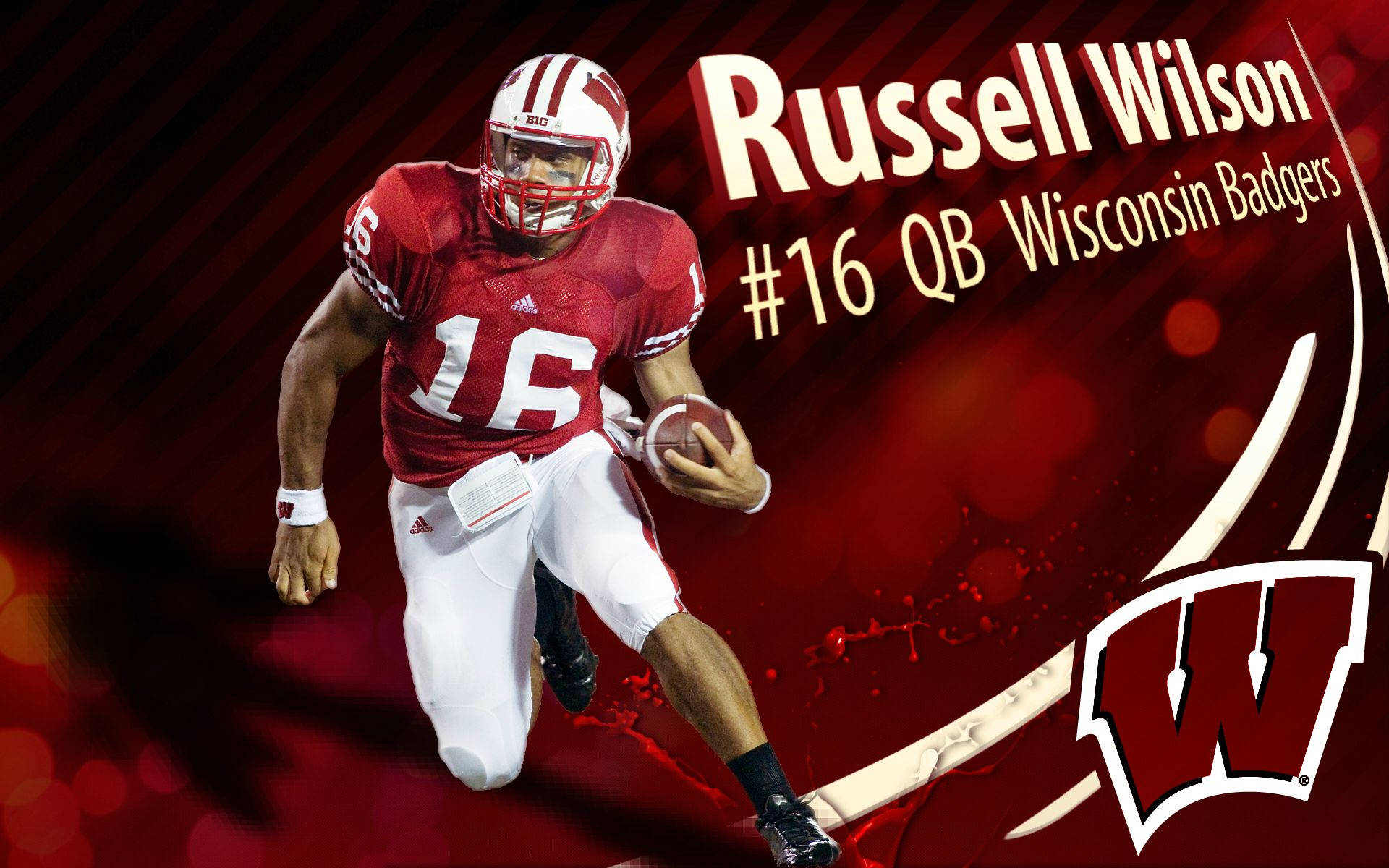 Wilson 桌布 壁紙 — 美式足球四分衛Russell Wilson穿著紅色威斯康辛獾隊球衣，在動態紅色背景中持球奔跑。