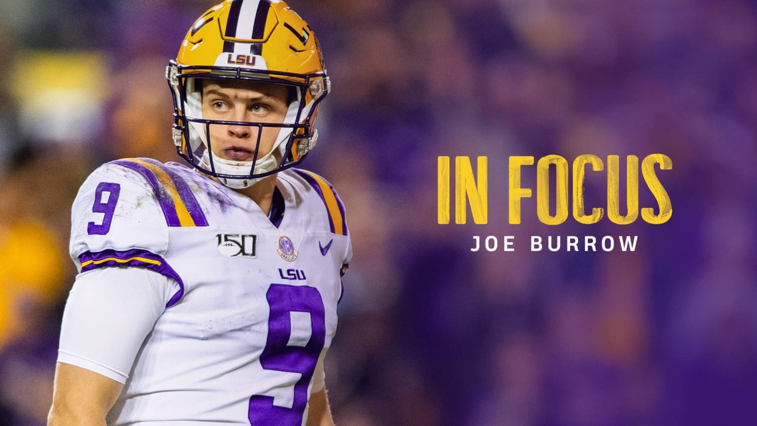 Joe Burrow 桌布 壁紙 — 美式足球四分衛喬·伯羅身穿LSU隊服，在球場燈光下比賽中專注凝視。