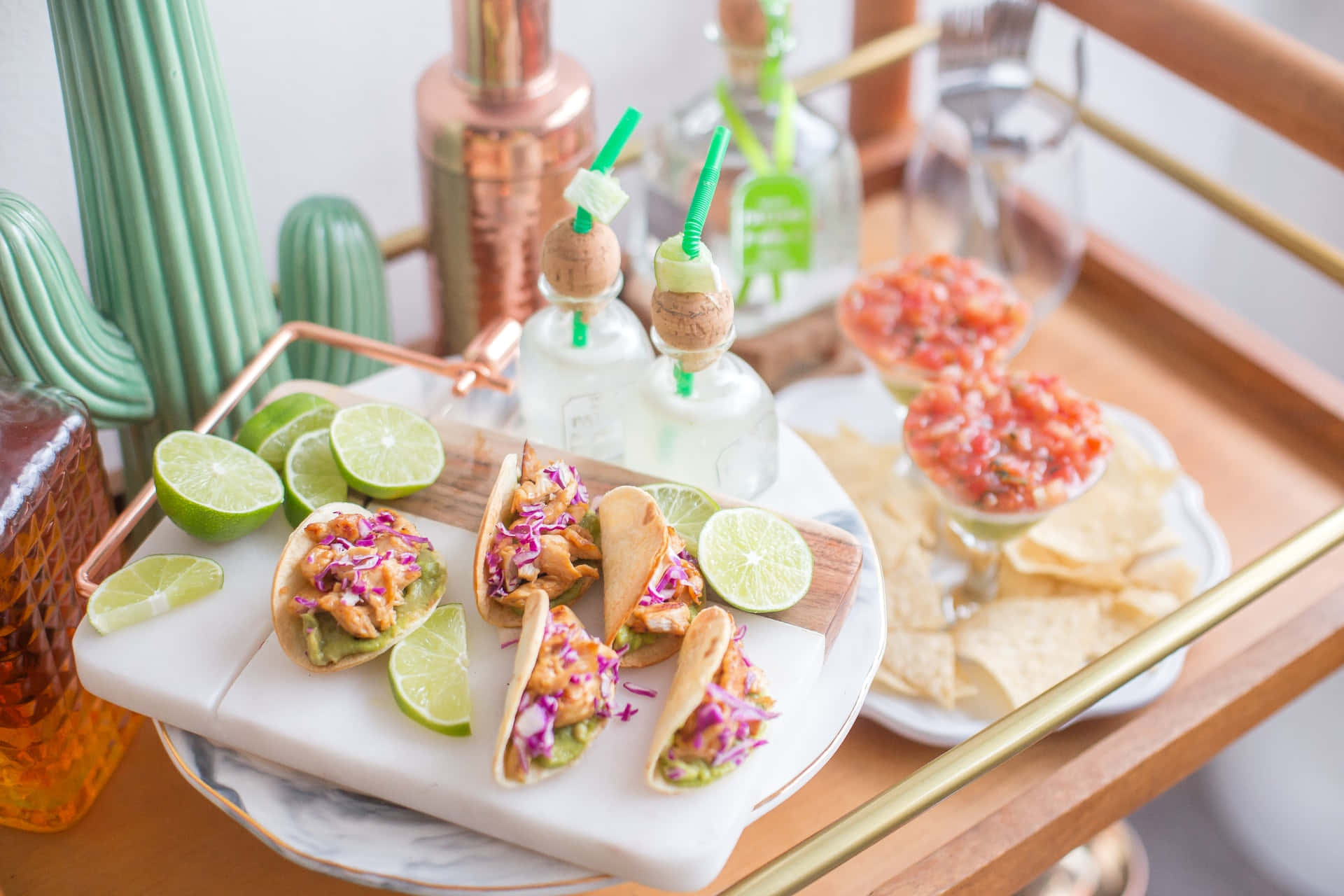 Mexican Food 桌布 壁紙 — 美食玉米餅配紫椰菜和萊姆裝飾，放在大理石托盤上，旁邊有莎莎醬薯片和銅製酒吧用具。