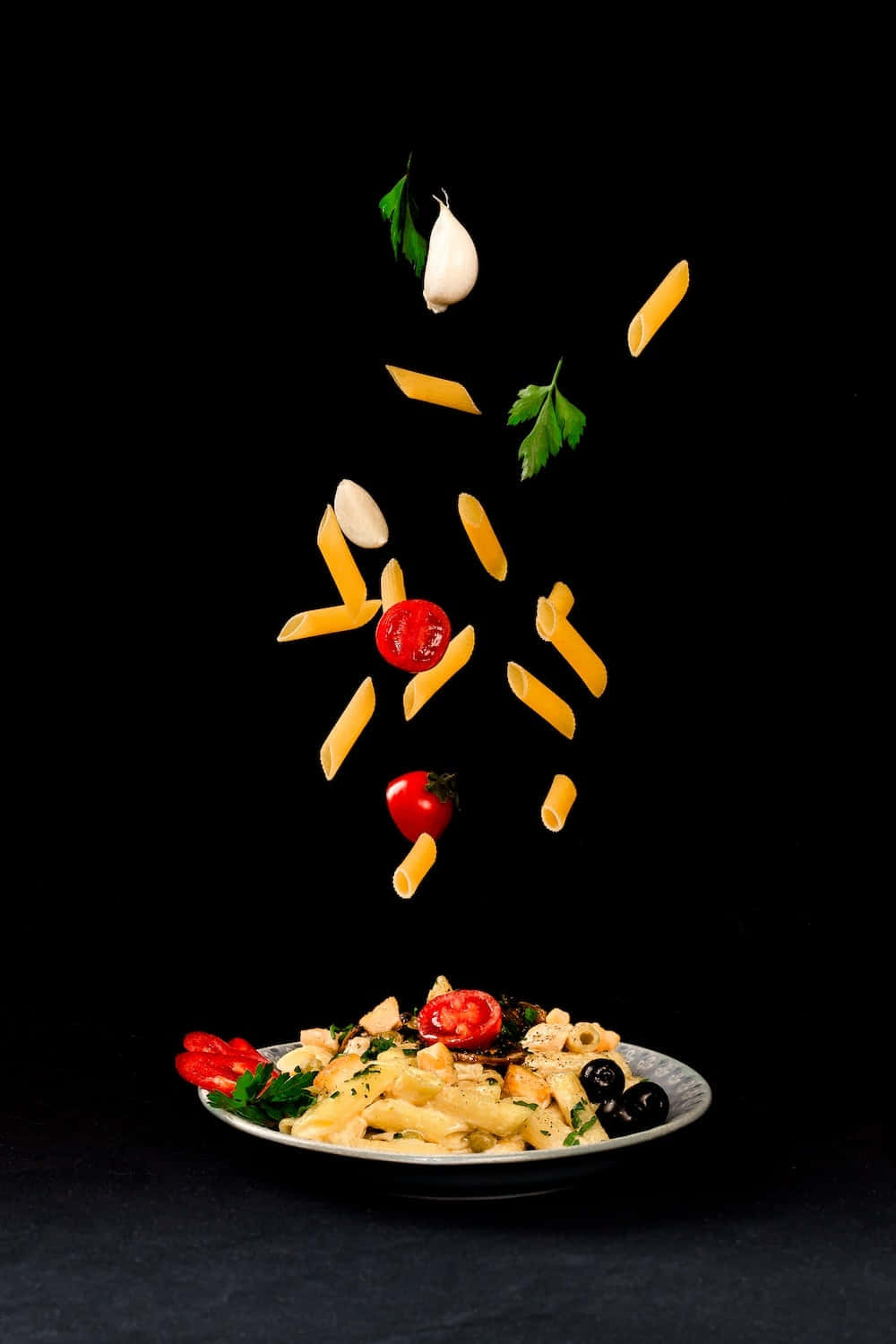 Italian 桌布 壁紙 — 義大利麵配料在純黑背景上方的盤子上空中定格。