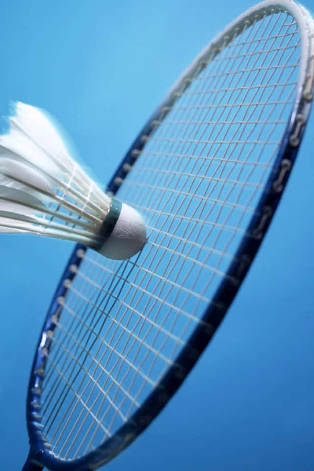 Android Badminton 桌布 壁紙 — 羽毛球拍與羽毛球擊中線的特寫，背景為純藍色。