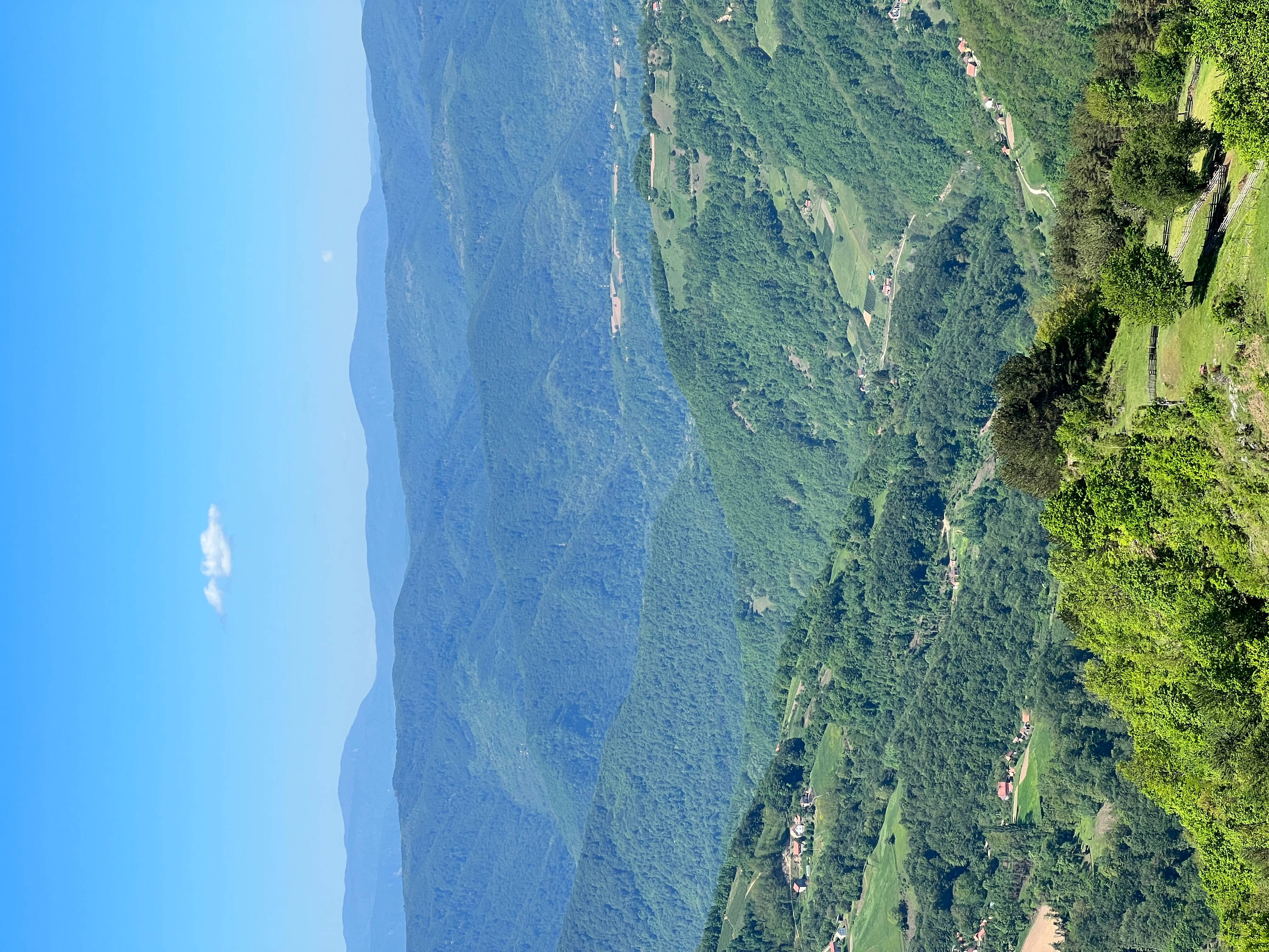Serbia 桌布 壁紙 — 翠綠山谷的鳥瞰圖，蜿蜒的道路和散落的房屋，在清澈的藍天下。