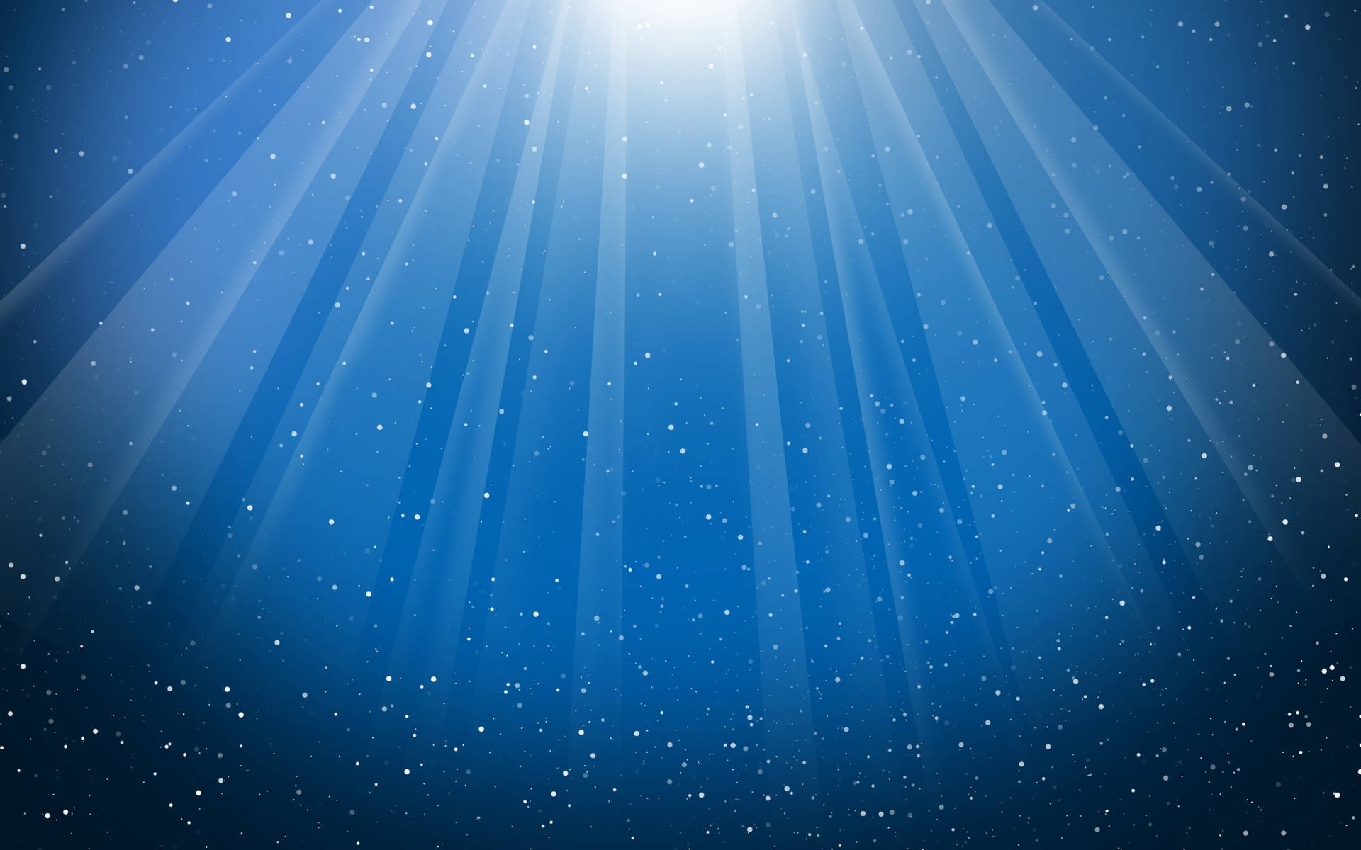 陽光穿過海水，伴隨著漂浮的微粒閃耀。