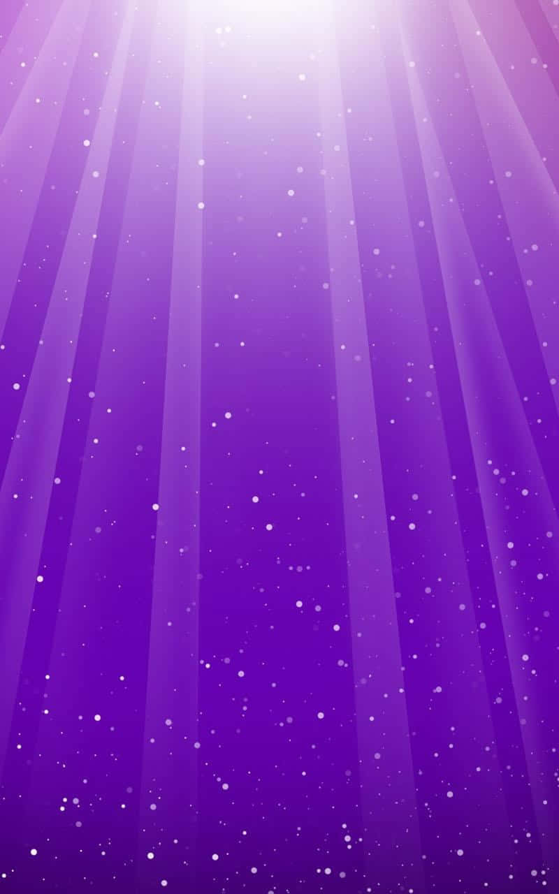 800x1280 桌布 壁紙 — 耀眼的紫色光束穿透星空漸變的天空，營造出神奇空靈的氛圍。