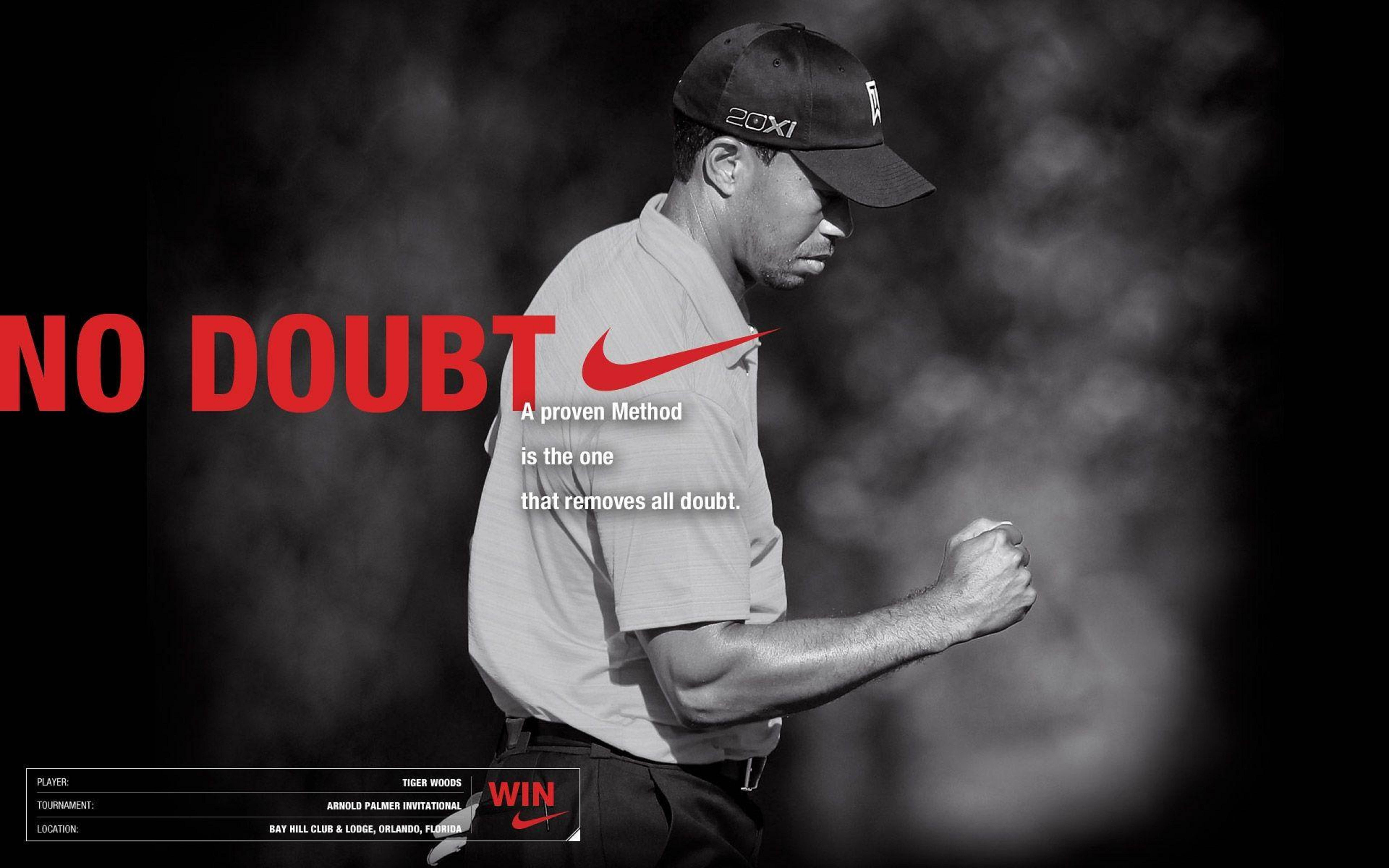 woods 桌布 壁紙 — 老虎伍茲以黑白影像搭配紅色Nike品牌標誌，在煙霧繚繞的背景中握緊拳頭，並以粗體文字宣告「NO DOUBT」。