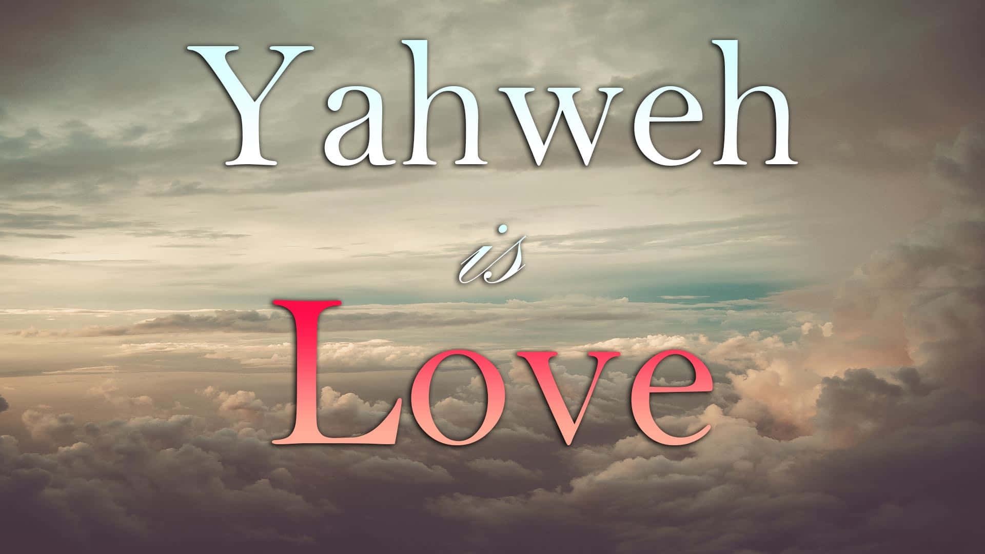 Yahweh 桌布 壁紙 — 「耶和華是愛」這句話以優雅的字體漂浮在日落時分戲劇性的多雲天空上。
