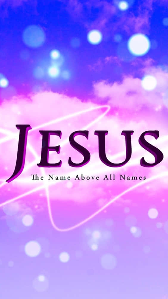 Jesus Name 桌布 壁紙 — 「耶穌」這個詞在粉紅色和藍色的夢幻天空中，以粗體紫色字母發光，並帶有閃爍的散景燈光。