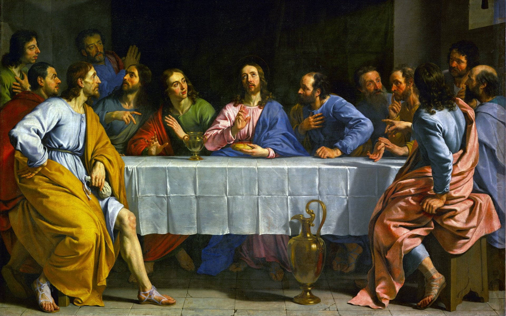 Christ 桌布 壁紙 — 耶穌和祂的門徒在最後的晚餐期間，在一個光線昏暗的房間裡圍坐在桌子旁，帶有戲劇性的明暗對比照明。