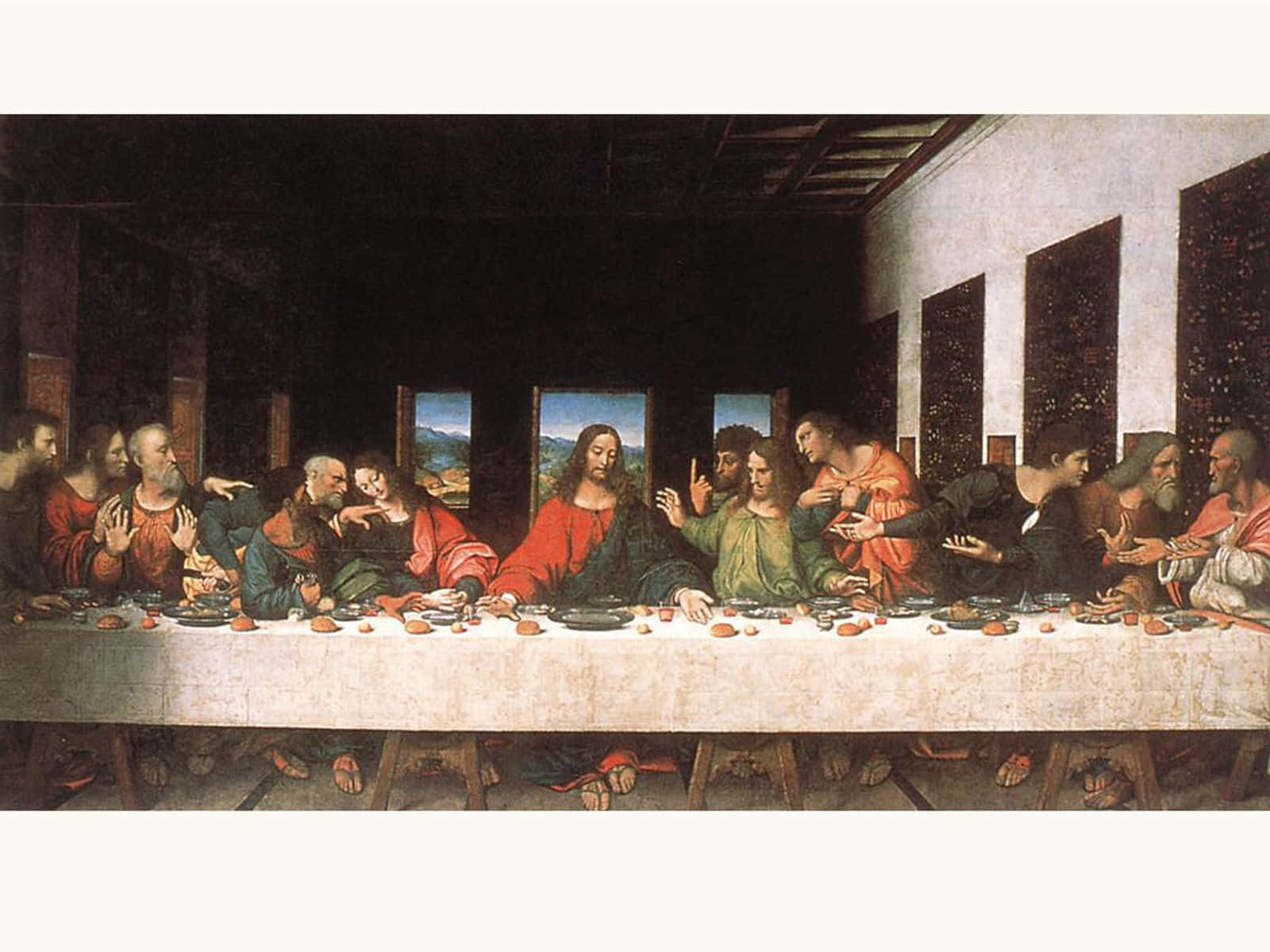 The Last Supper 桌布 壁紙 — 耶穌和祂的門徒聚集在一張長桌周圍，房間光線昏暗，有三扇窗戶顯示遠處的風景。