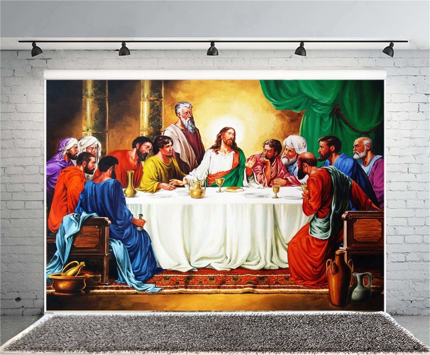 The Last Supper 桌布 壁紙 — 耶穌和門徒聚集在一張長桌周圍，房間溫暖明亮，有綠色窗簾和金色柱子。