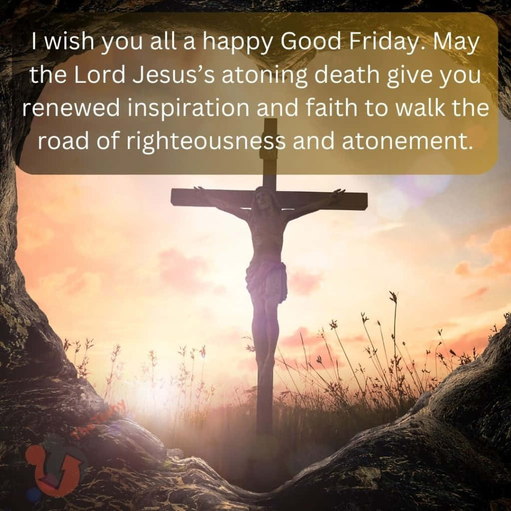 Good Friday 桌布 壁紙 — 耶穌在十字架上的剪影，夕陽映襯，岩石地形和高草環繞，帶有祈禱訊息覆蓋。