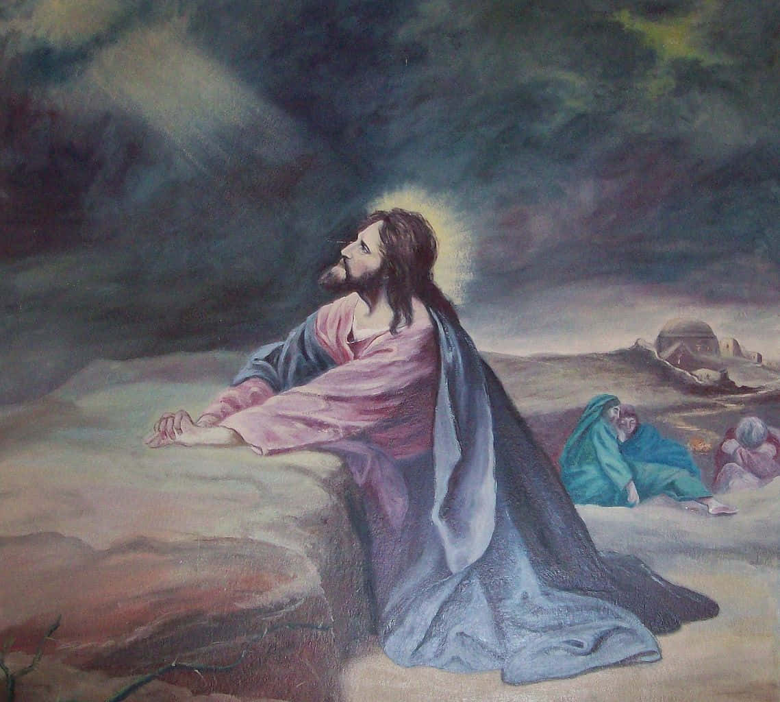 Jesus Praying 桌布 壁紙 — 耶穌在岩石山坡上跪下祈禱，頭頂上方戲劇性的多雲天空中有著光輝的光環閃耀。