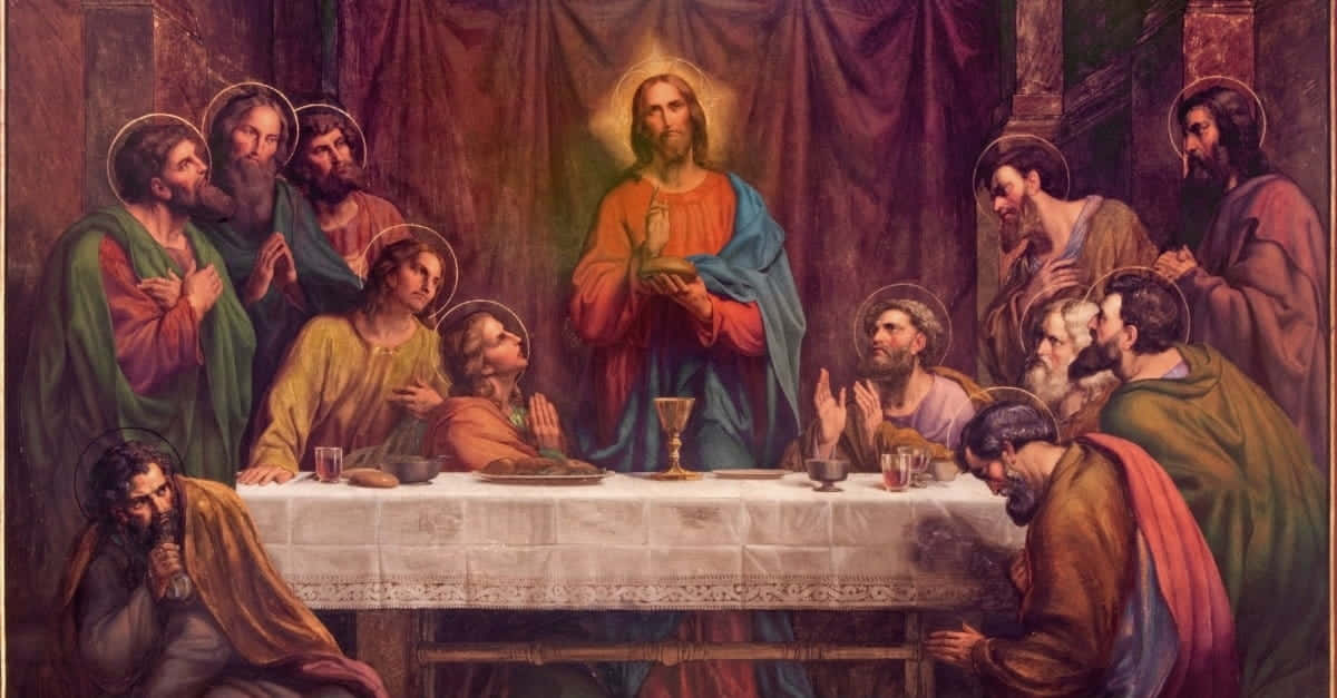 Jesus Disciples 桌布 壁紙 — 耶穌基督在最後的晚餐中，與十二門徒聚集在一張長桌旁，房間光線昏暗，掛著厚重的窗簾。