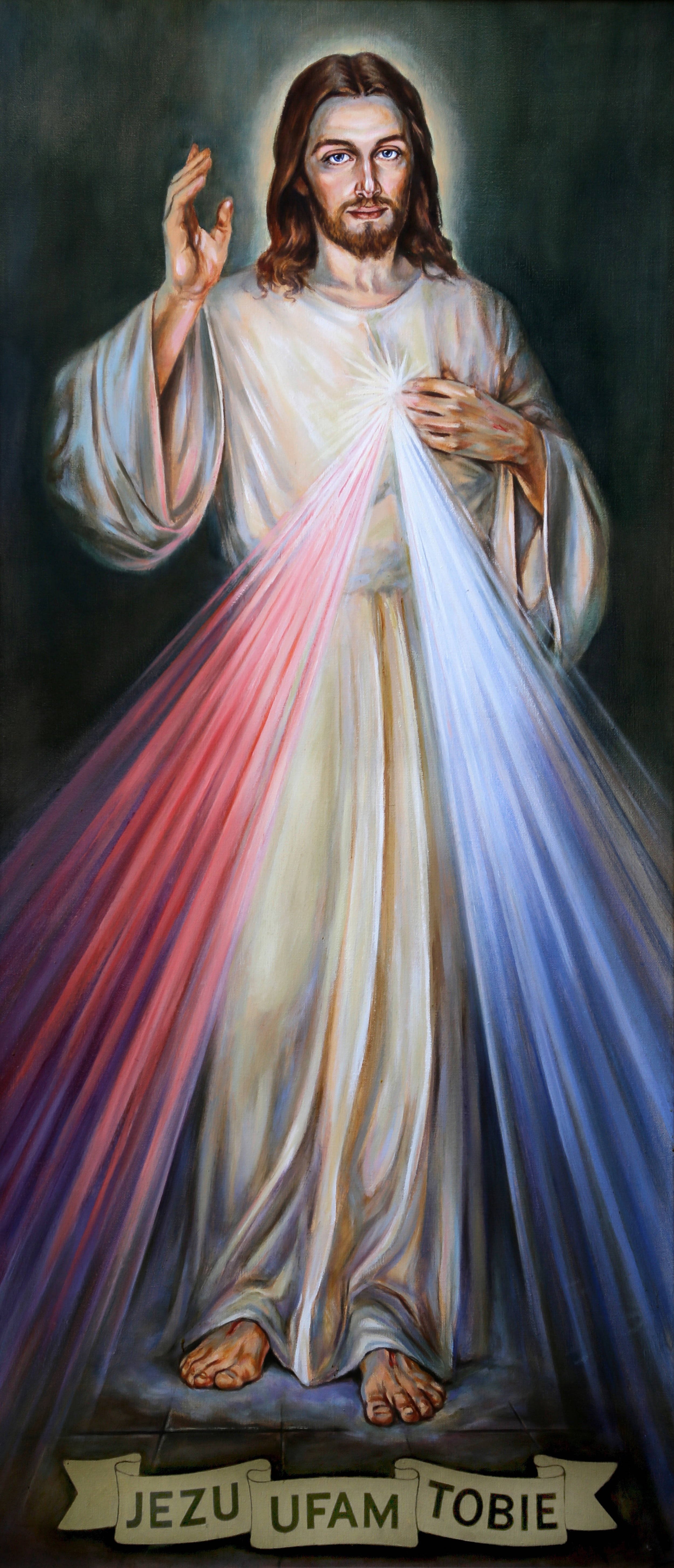 Christ 桌布 壁紙 — 耶穌基督從心臟散發出神聖的光芒，這是一幅經典的宗教畫作，紅色和藍色的光束在黑暗的背景中。