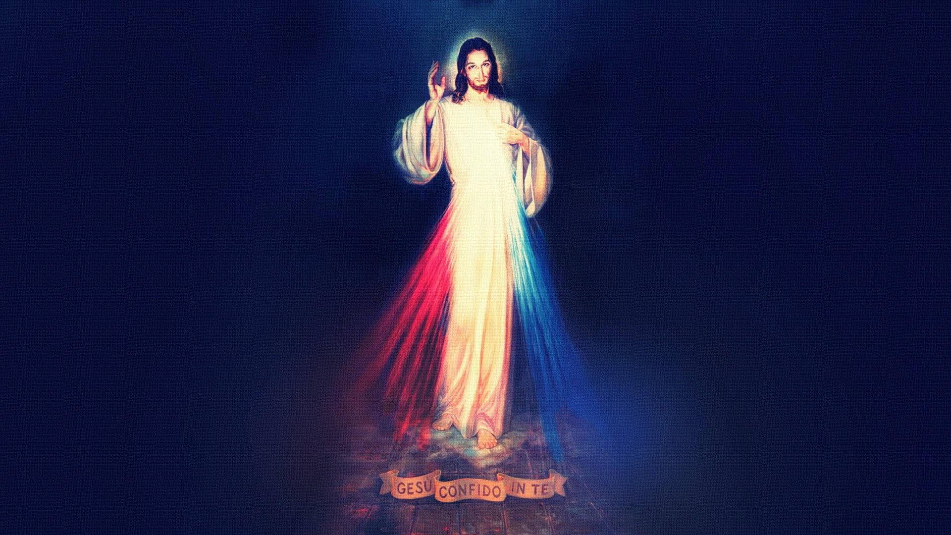 Christ 桌布 壁紙 — 耶穌基督身穿白袍，在深藍色背景上散發出帶有紅色和藍色光束的神聖光芒。